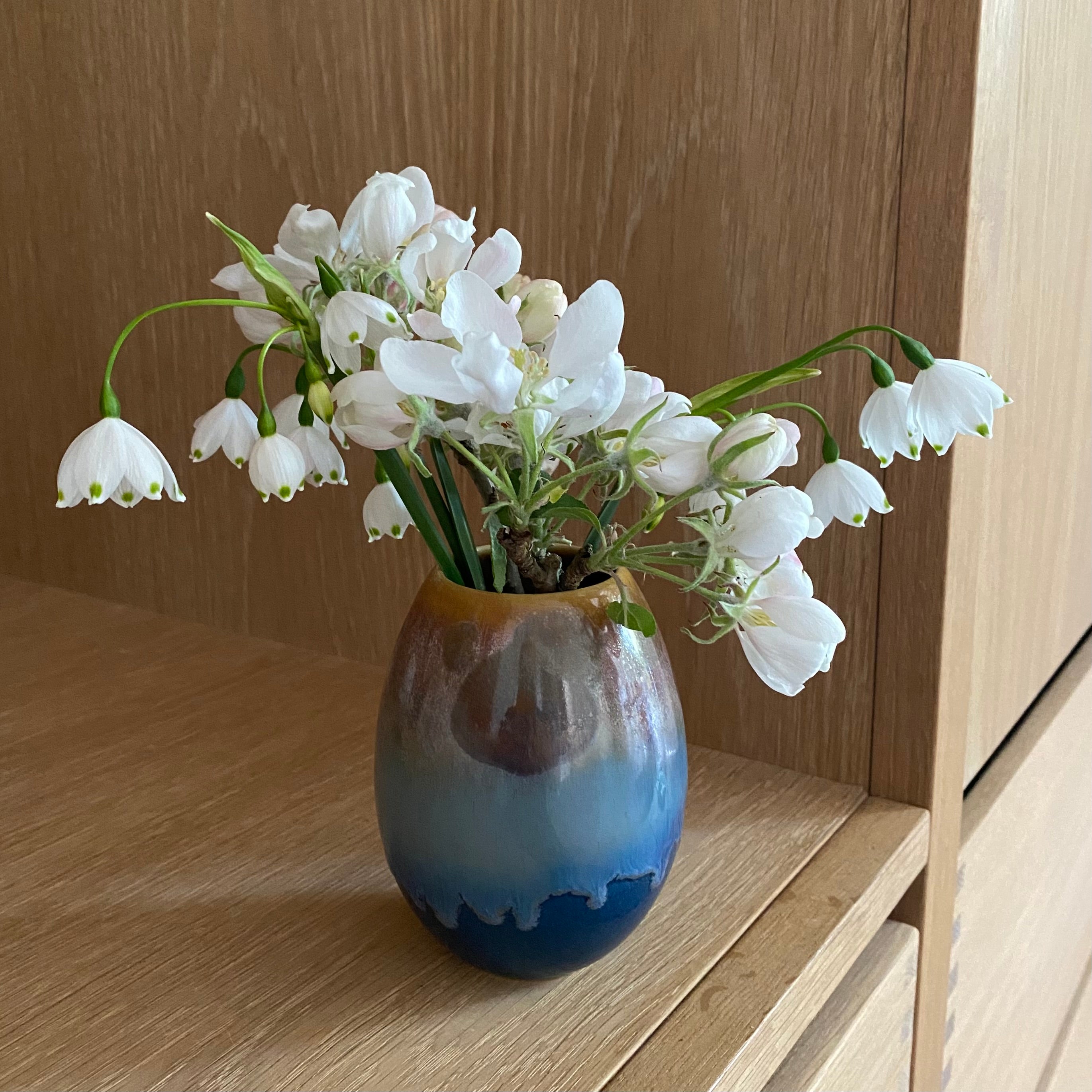 Keramikvase med krystalglasur i blå og gyldenbrun med hvide blomster – håndlavet dansk keramik fra Wauw Design