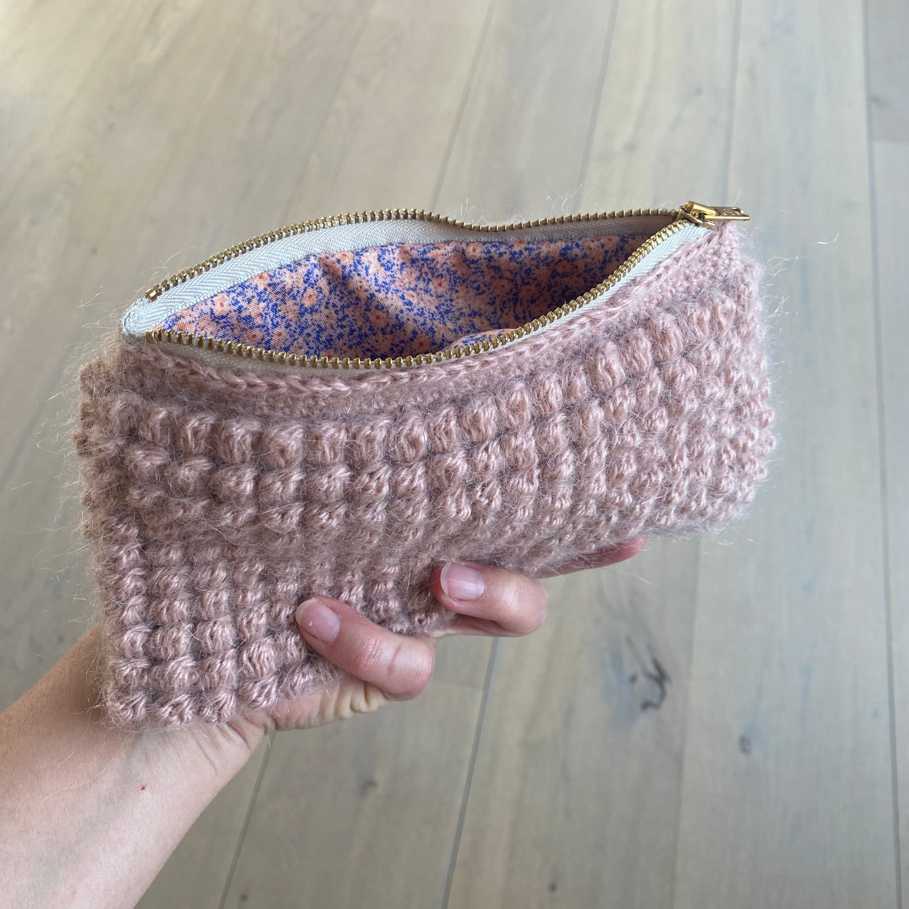 Hæklet boble clutch i rosa mohair – dansk håndværk