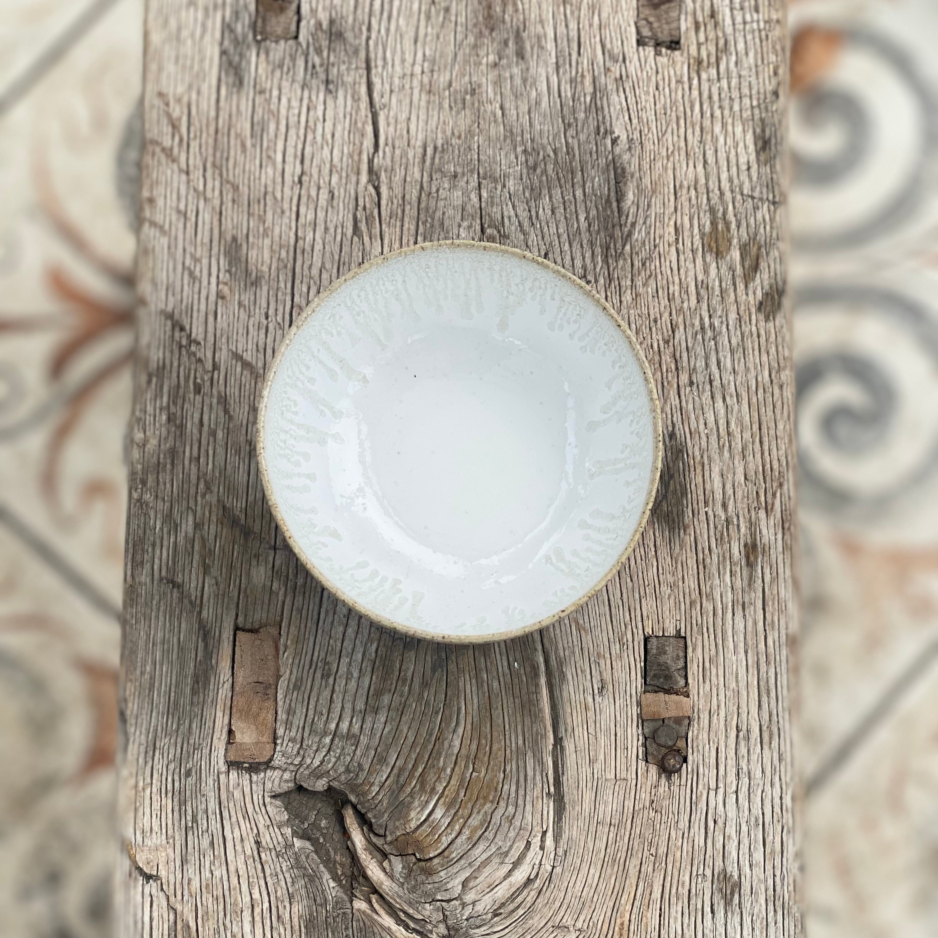 Hånddrejet keramikskål i cremehvid – håndlavet dansk keramik fra Tasja P ceramics