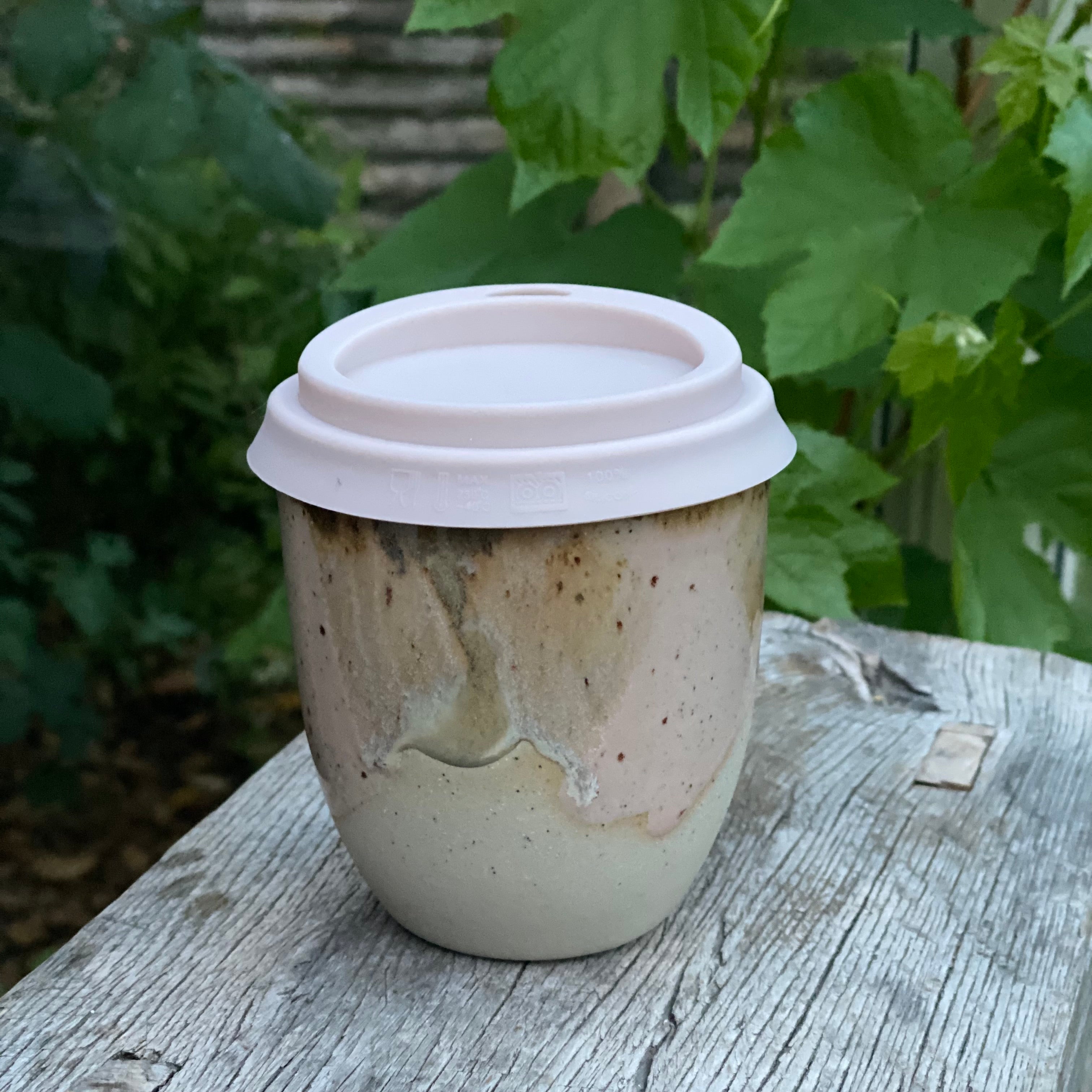 Håndlavet keramik to-go kop Mama – guldskrift og farvet glasur