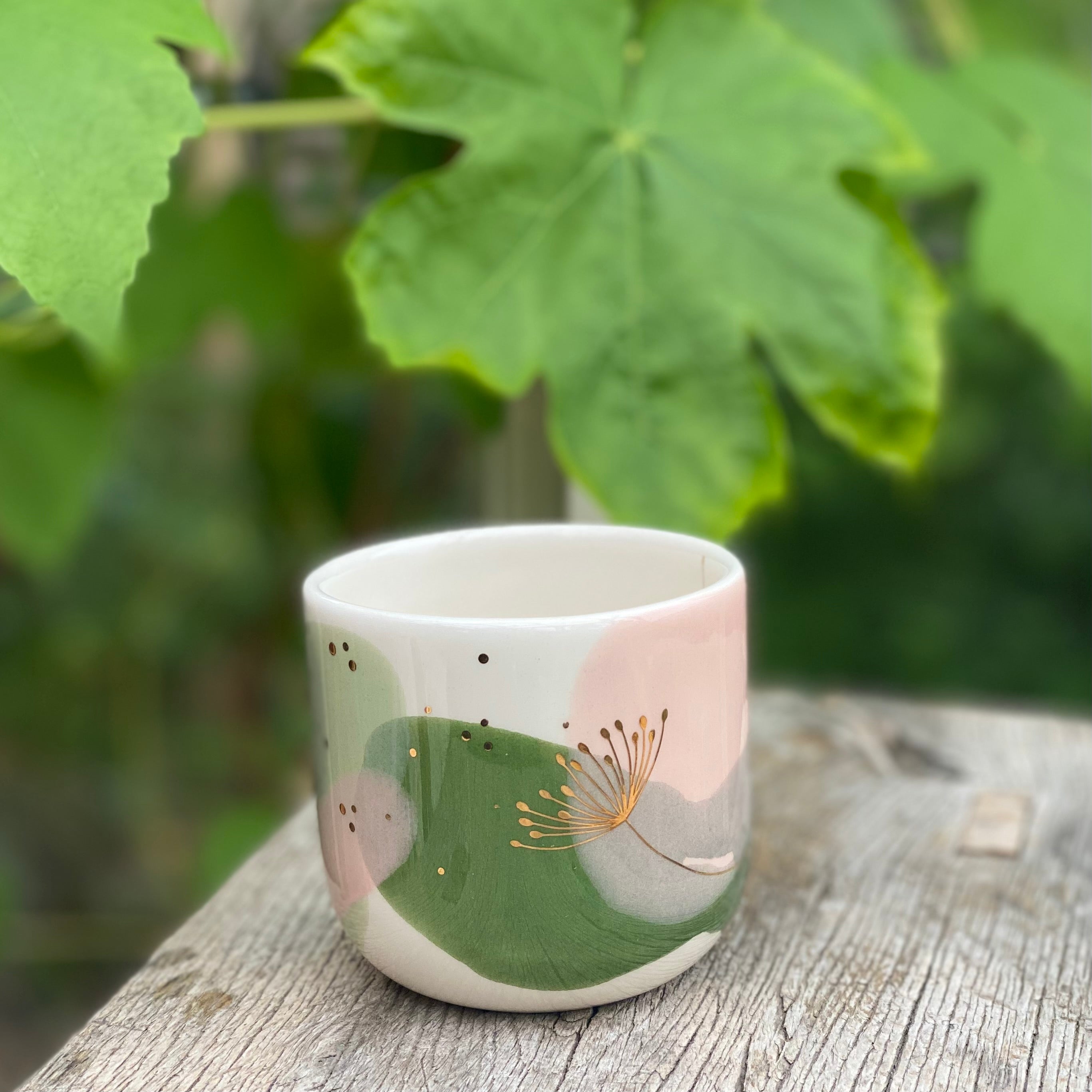 Cappuccinokop med gulddetaljer i grøn og lyserød – håndlavet keramik fra Marinski Heartmades Dandelion-kollektionen | Unika K