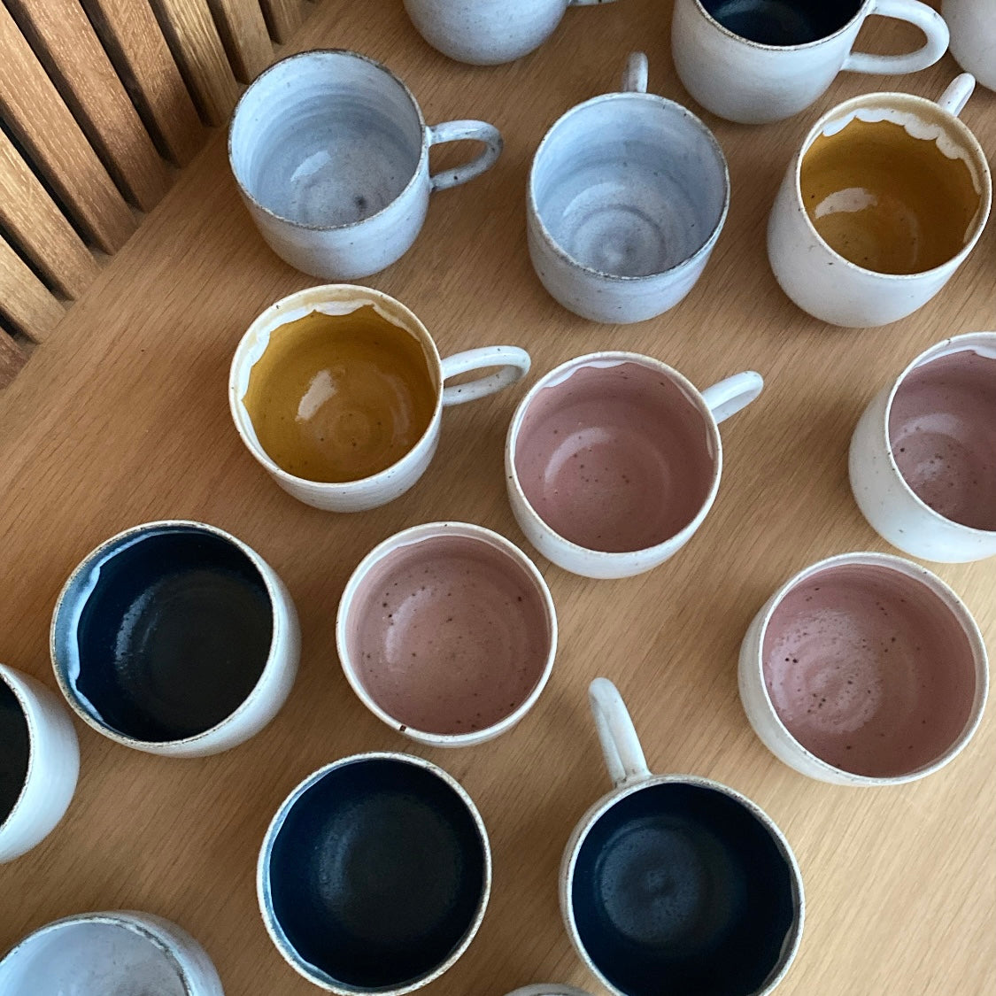 Håndlavet dansk keramik fra Tasja P ceramics – kopper, kander og skåle i hånddrejet stentøj med farverige glasurer