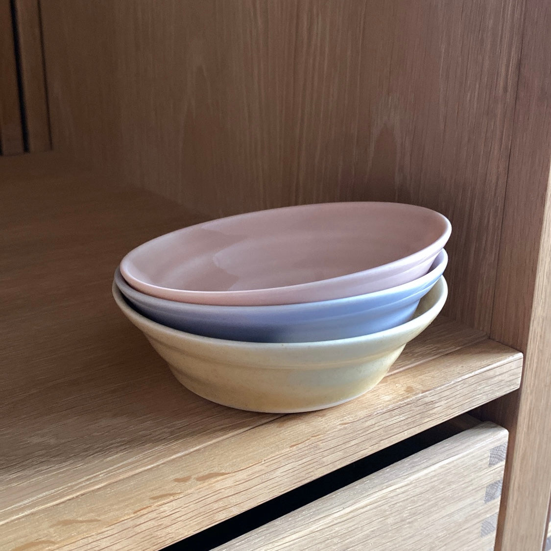 Hånddrejede porcelæn spiralskåle i flere farver fra Rikke Mangelsen – dansk keramik hos unika:k