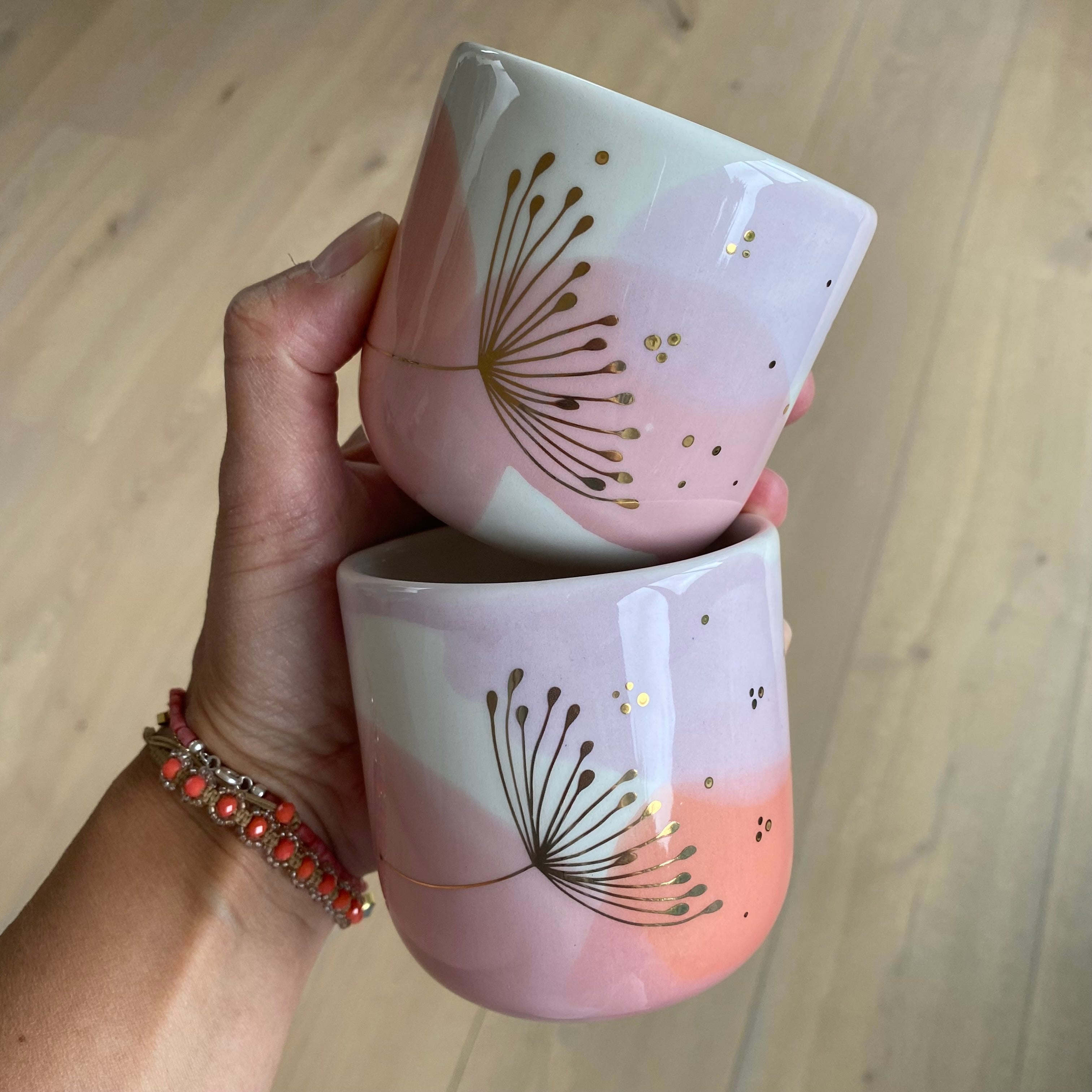 Kaffekop – Dandelion med gulddetaljer – koral, lyserød, lyselilla