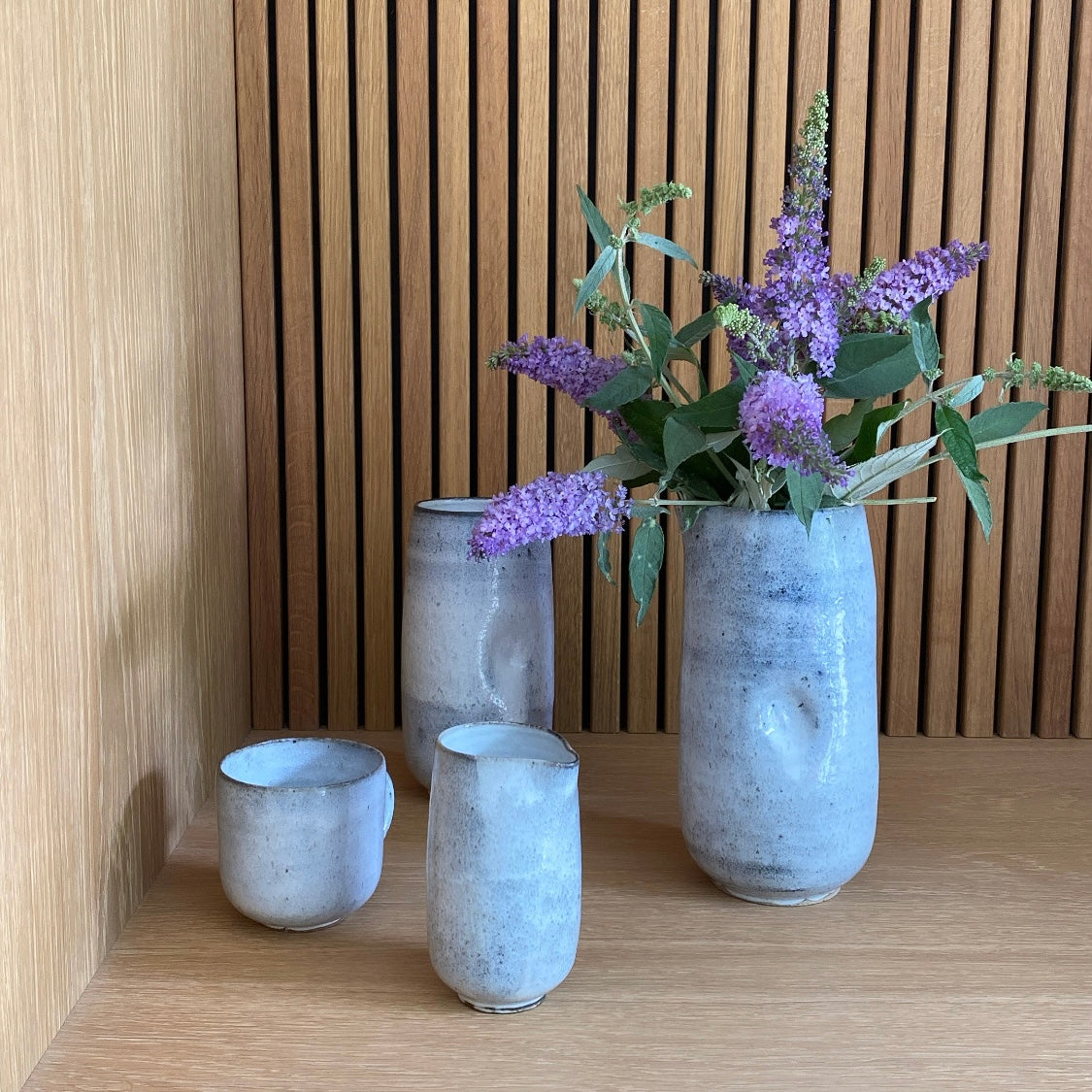 Håndlavet keramik fra Tasja P ceramics – keramikkande lyseblå med blomster styled sammen med andet keramik i lyseblå