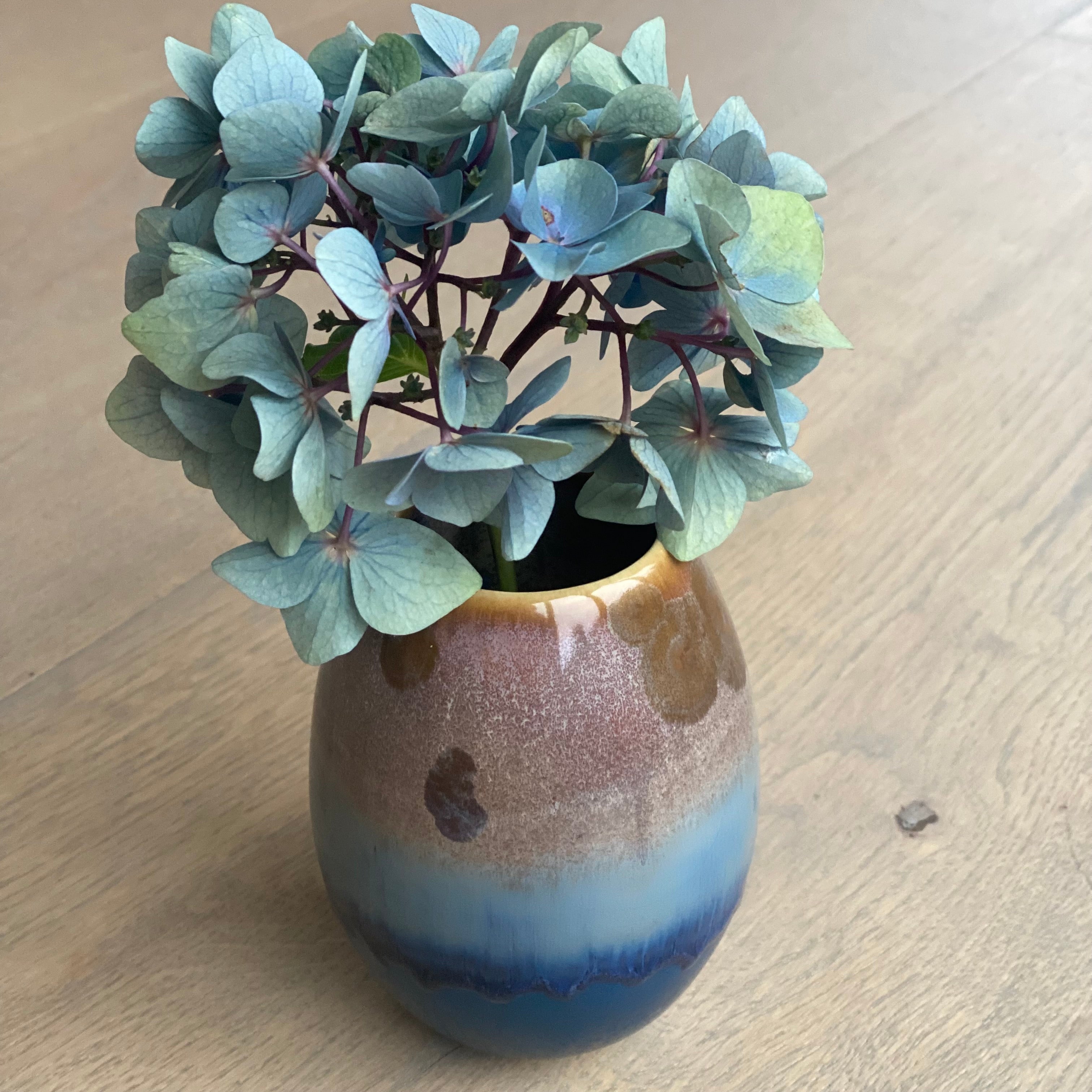 Keramikvase med krystalglasur - blå og gylden - unik vase