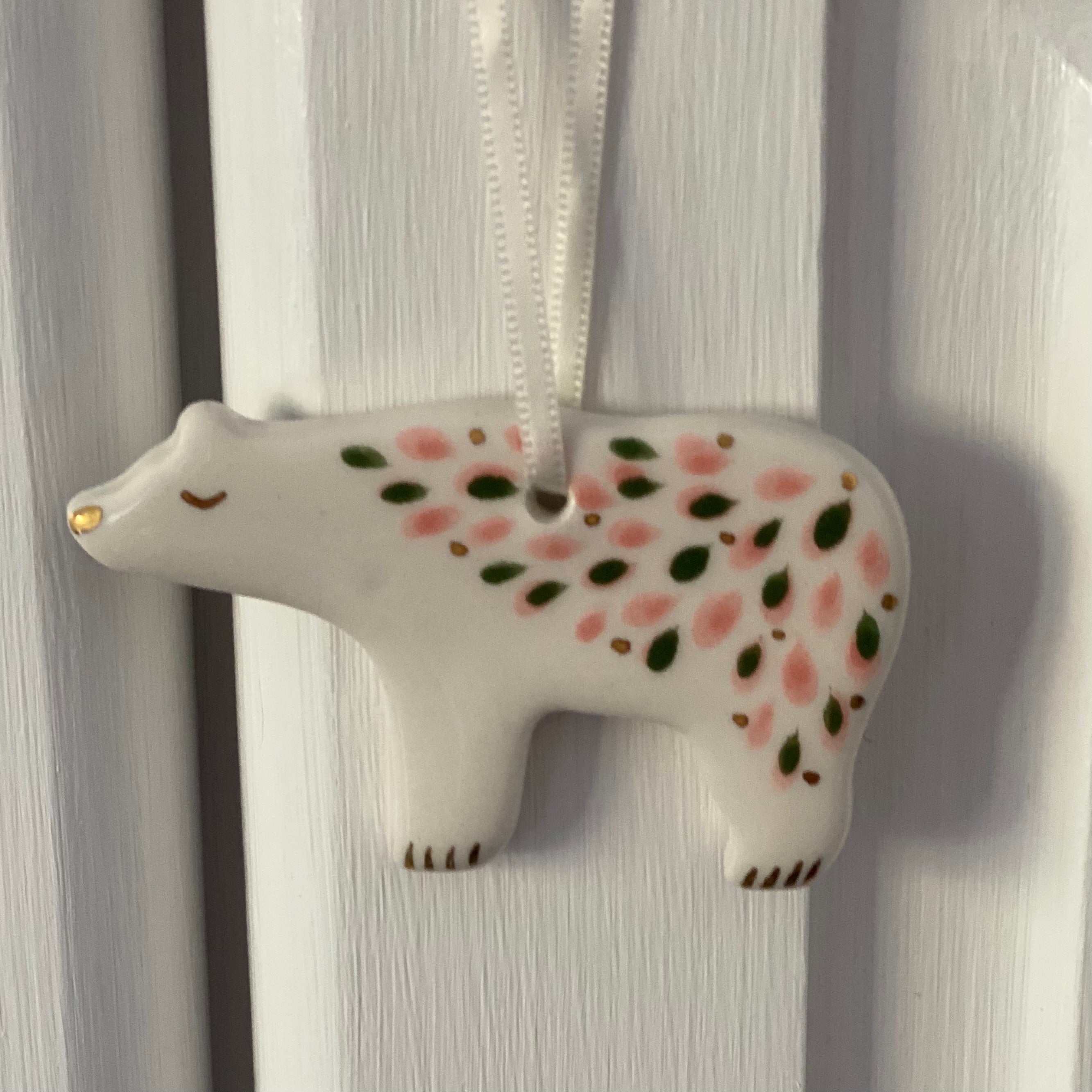 Nyhed - Keramik ophæng isbjørn - hvid med lyserød mønster - Marinski