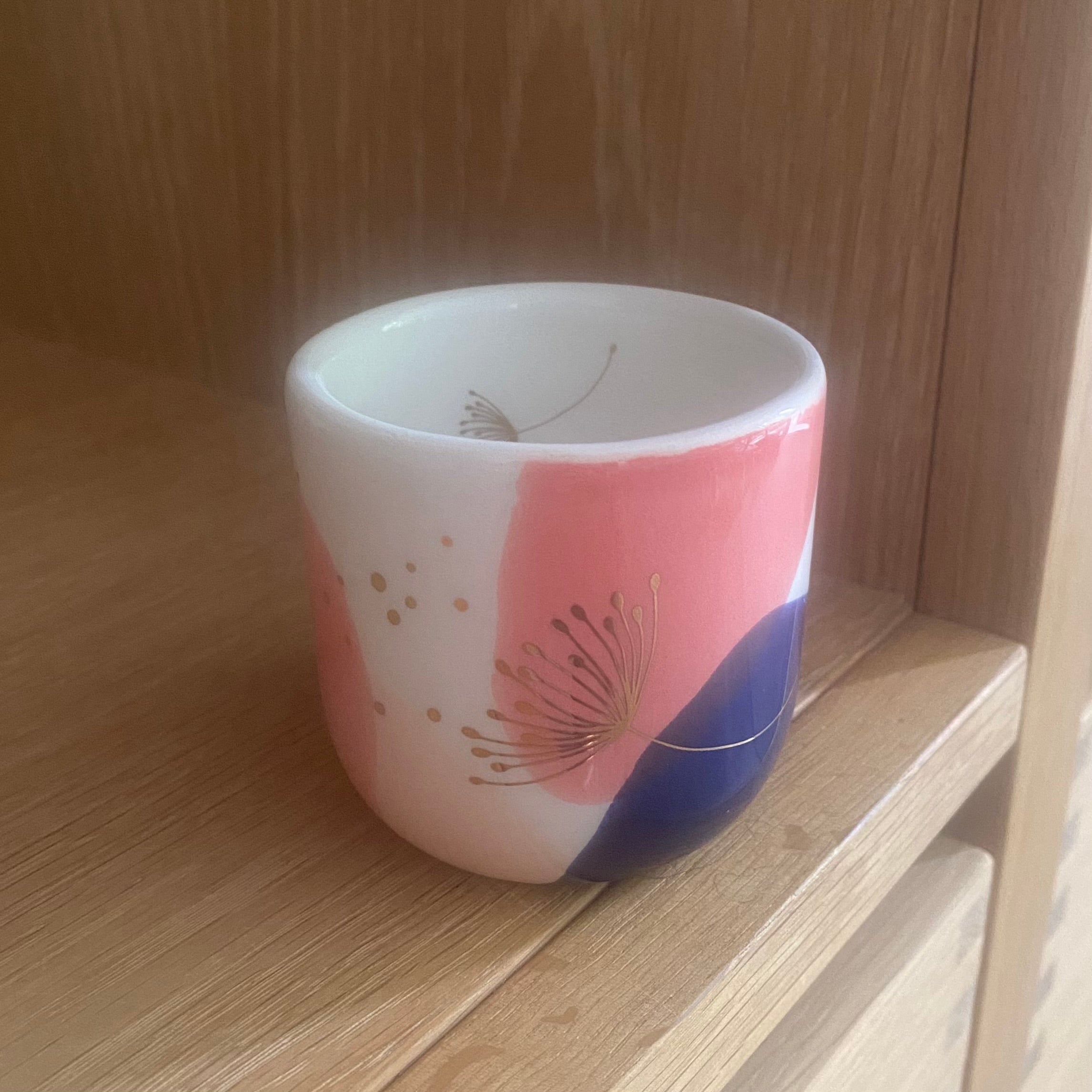 Keramikkop fra Marinski Heartmades Dandelion-kollektionen med gulddetaljer i kongeblå, koral og blush | Unika K