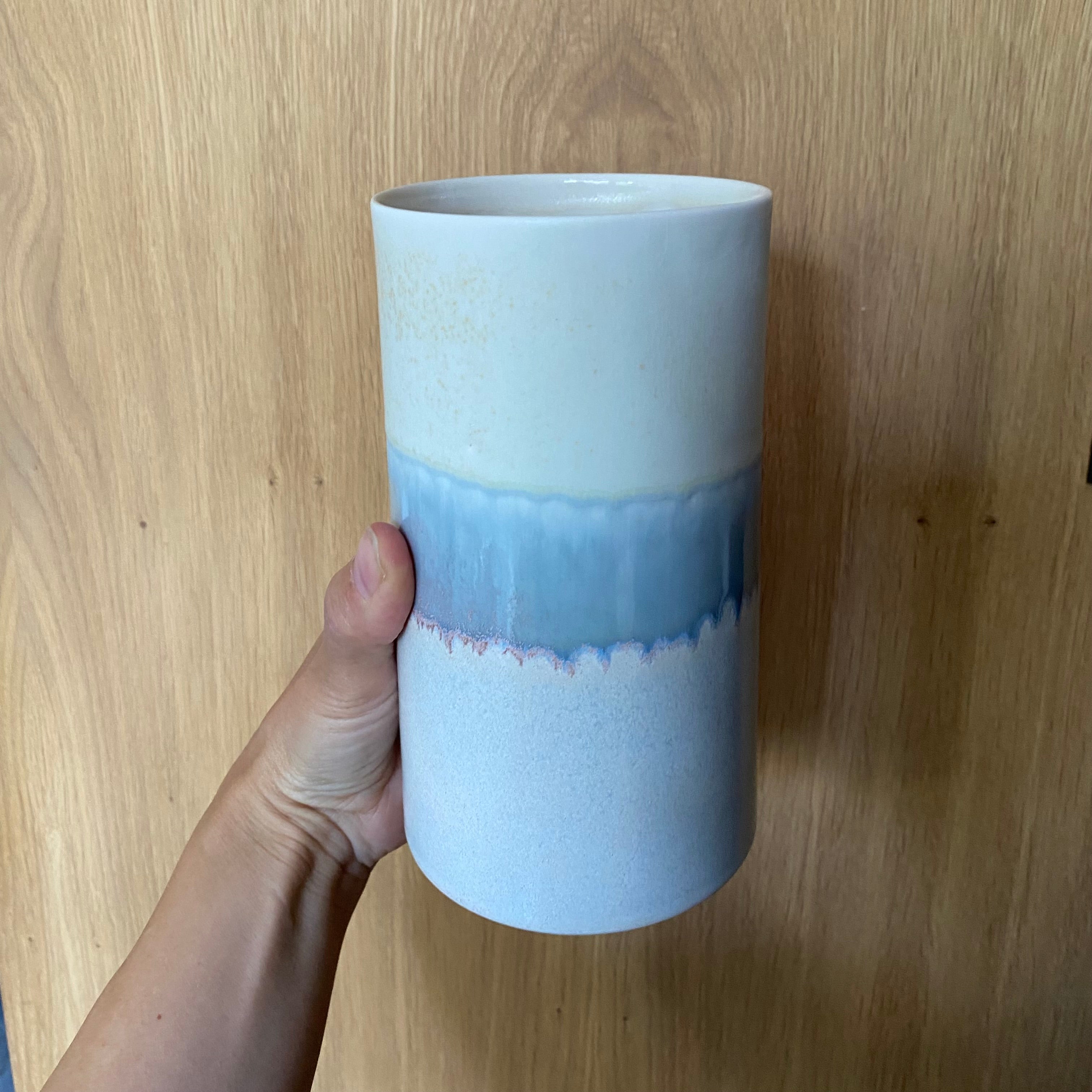 Keramikvase i blå og creme – håndlavet dansk Sustain vase af genbrugsporcelæn fra Wauw Design