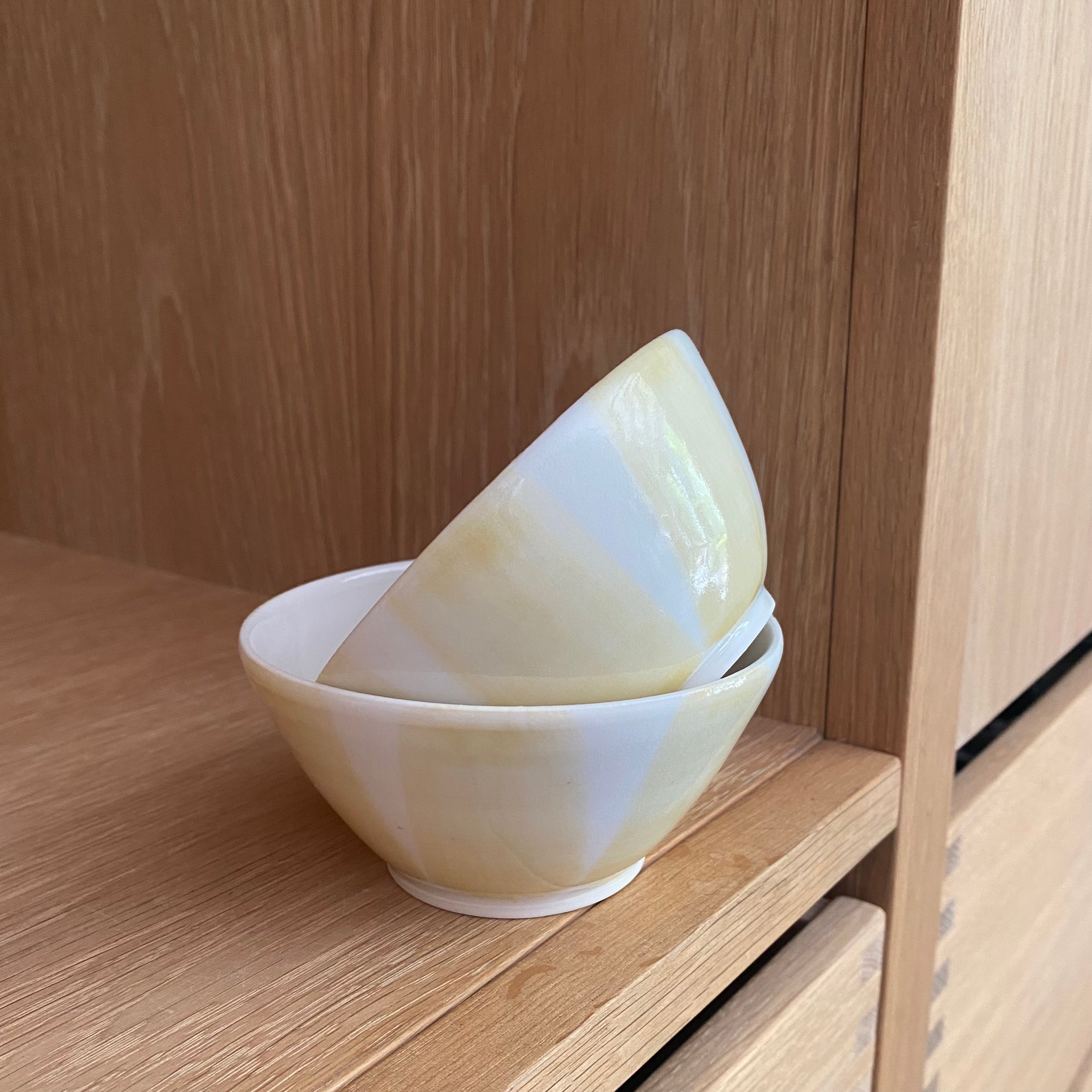 Morgenmadsskåle med gule striber i porcelæn – sæt af to hånddrejede keramikskåle af Ann-Louise Roman