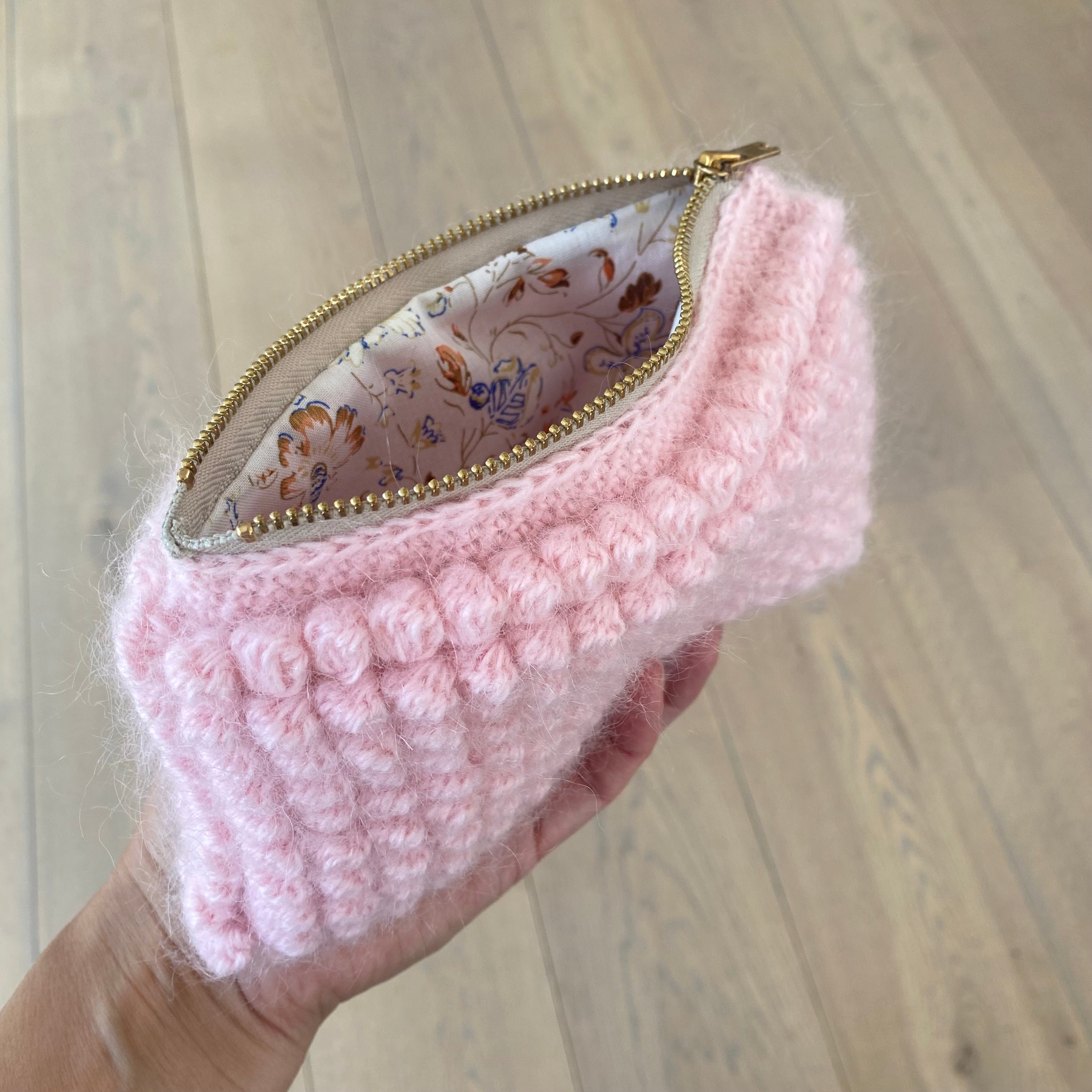 Marie boble clutch lyserød – hæklet i mohair med blomsterstof indeni