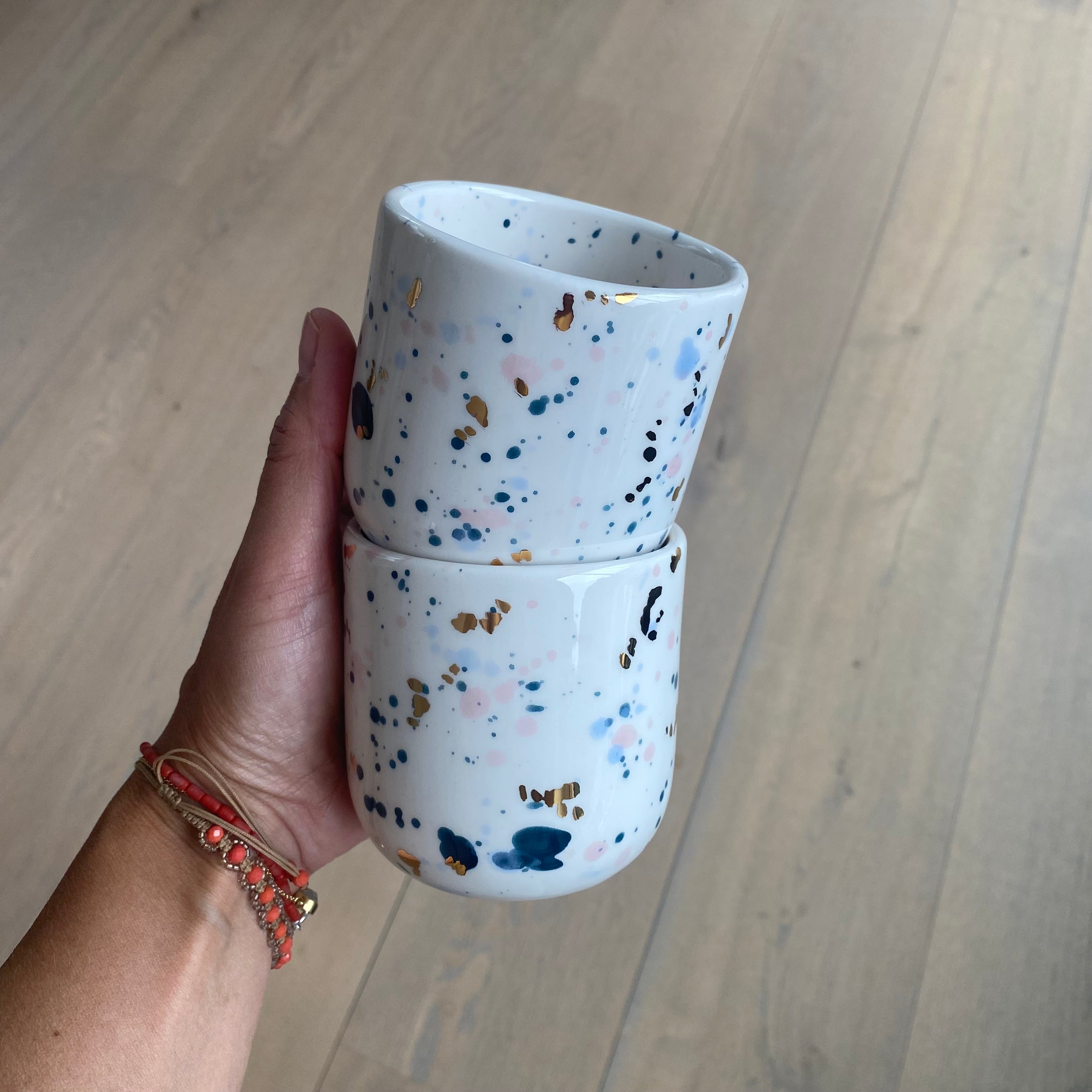 Kaffekop – Konfetti med guldprikker – mørkeblå og lyserød