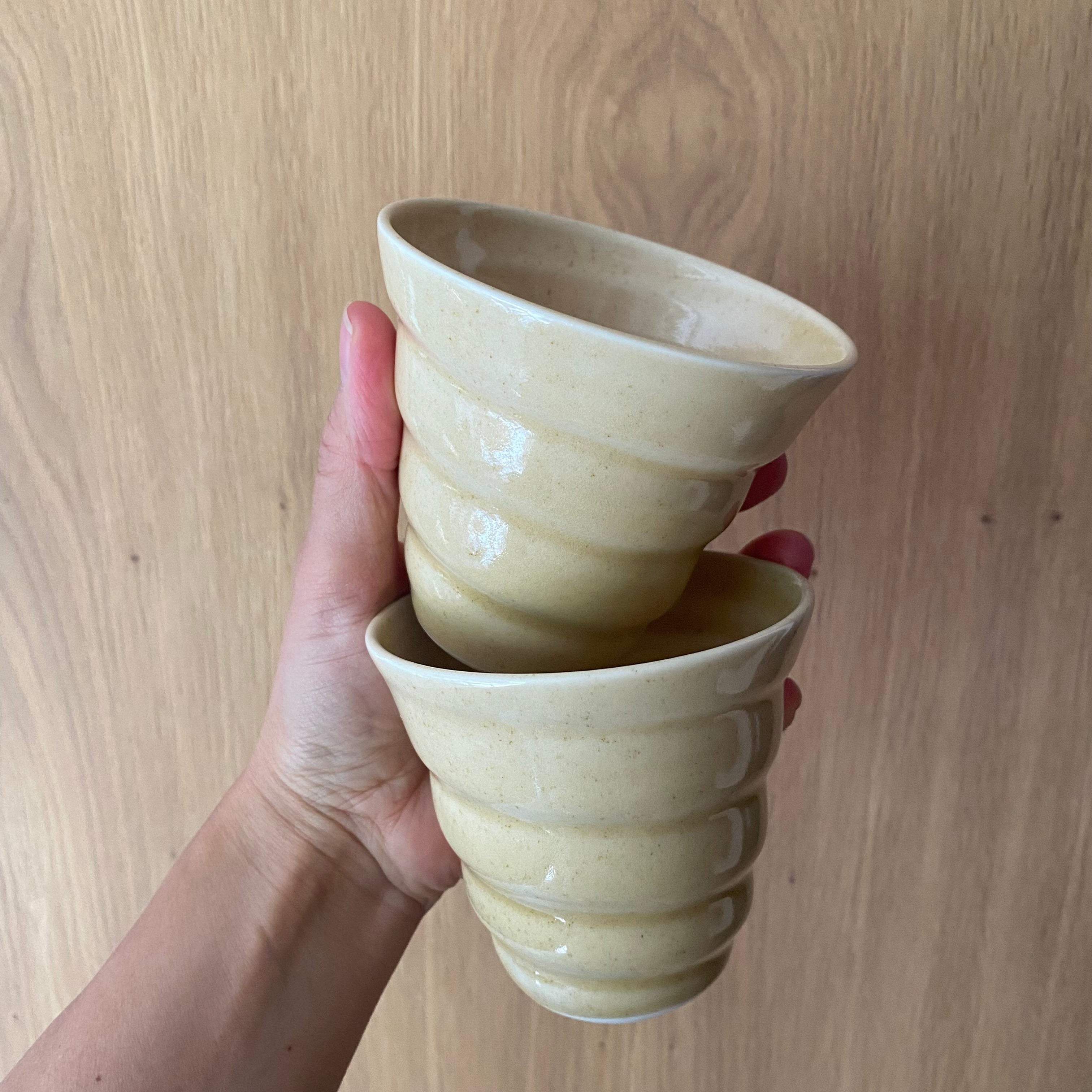 Hånddrejet porcelæn latte spiralkopper i gul farve fra Rikke Mangelsen – dansk keramik hos unika:k