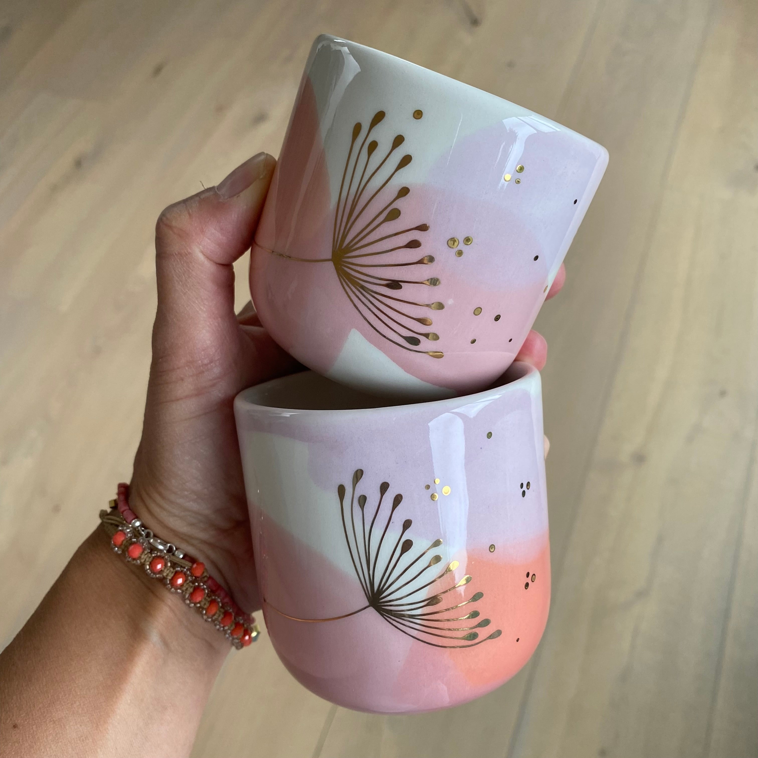 Cappuccino kop – Dandelion med gulddetaljer – koral, lyserød, lyselilla