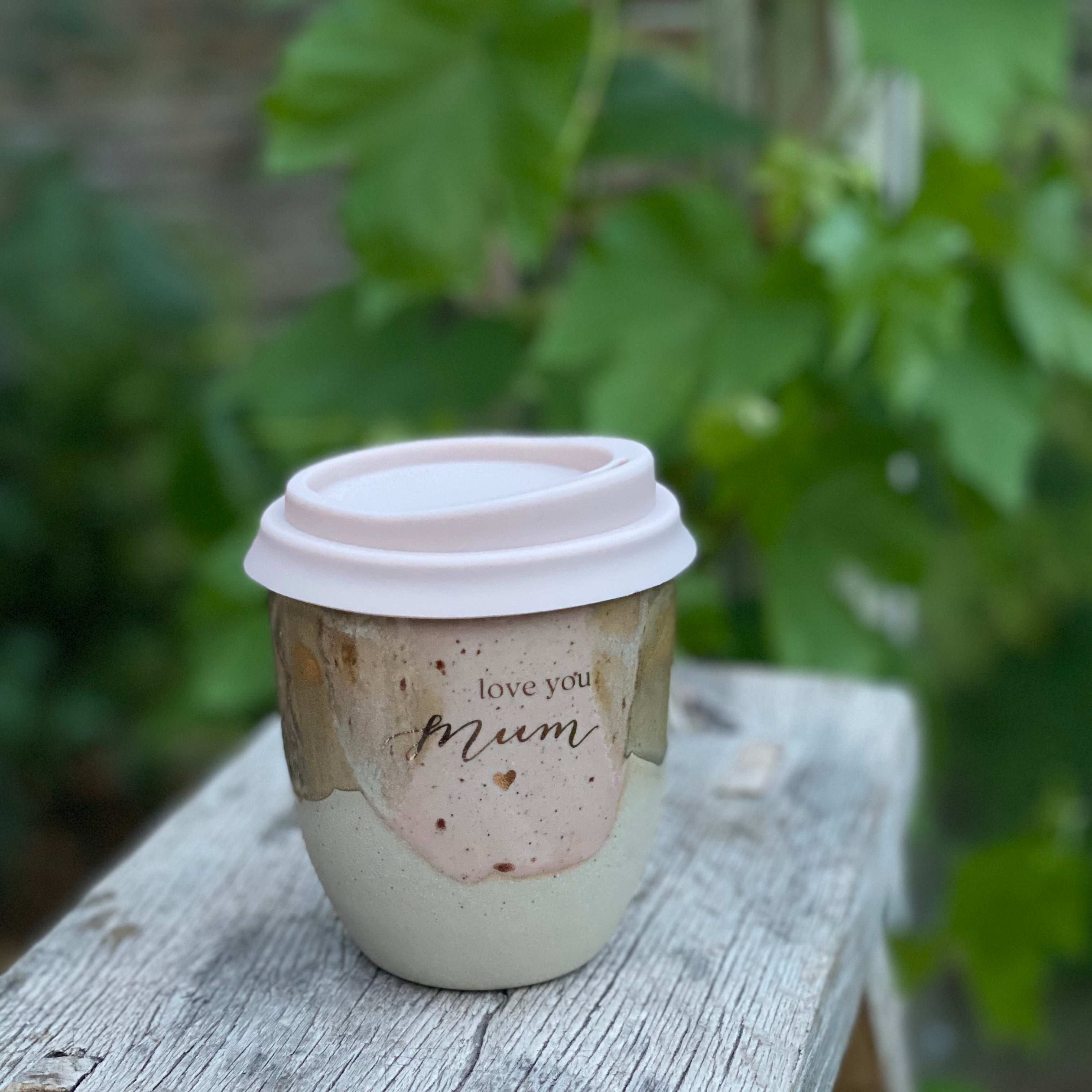 Håndlavet to-go kop Love you Mum i guldskrift – Kim Wallace