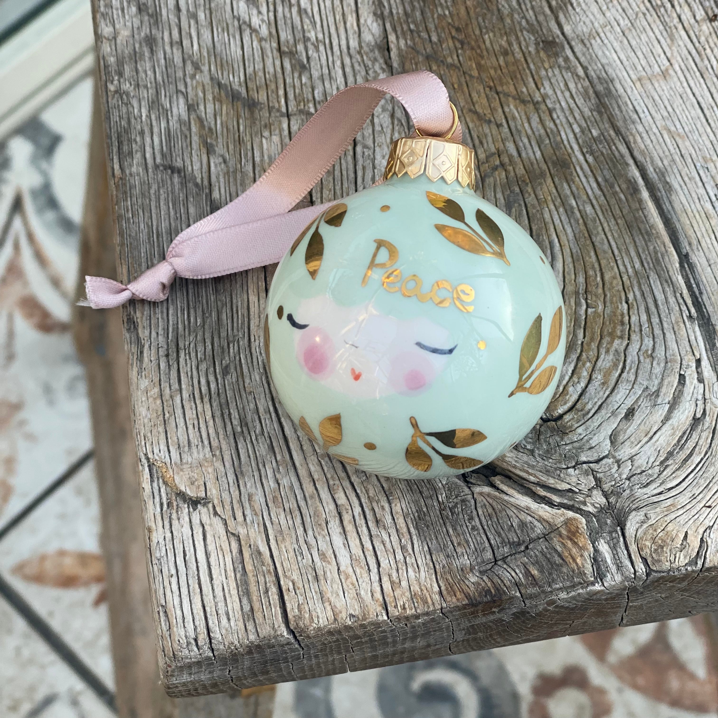 Julekugle med tekst, Peace - lysegrøn med gulddetaljer