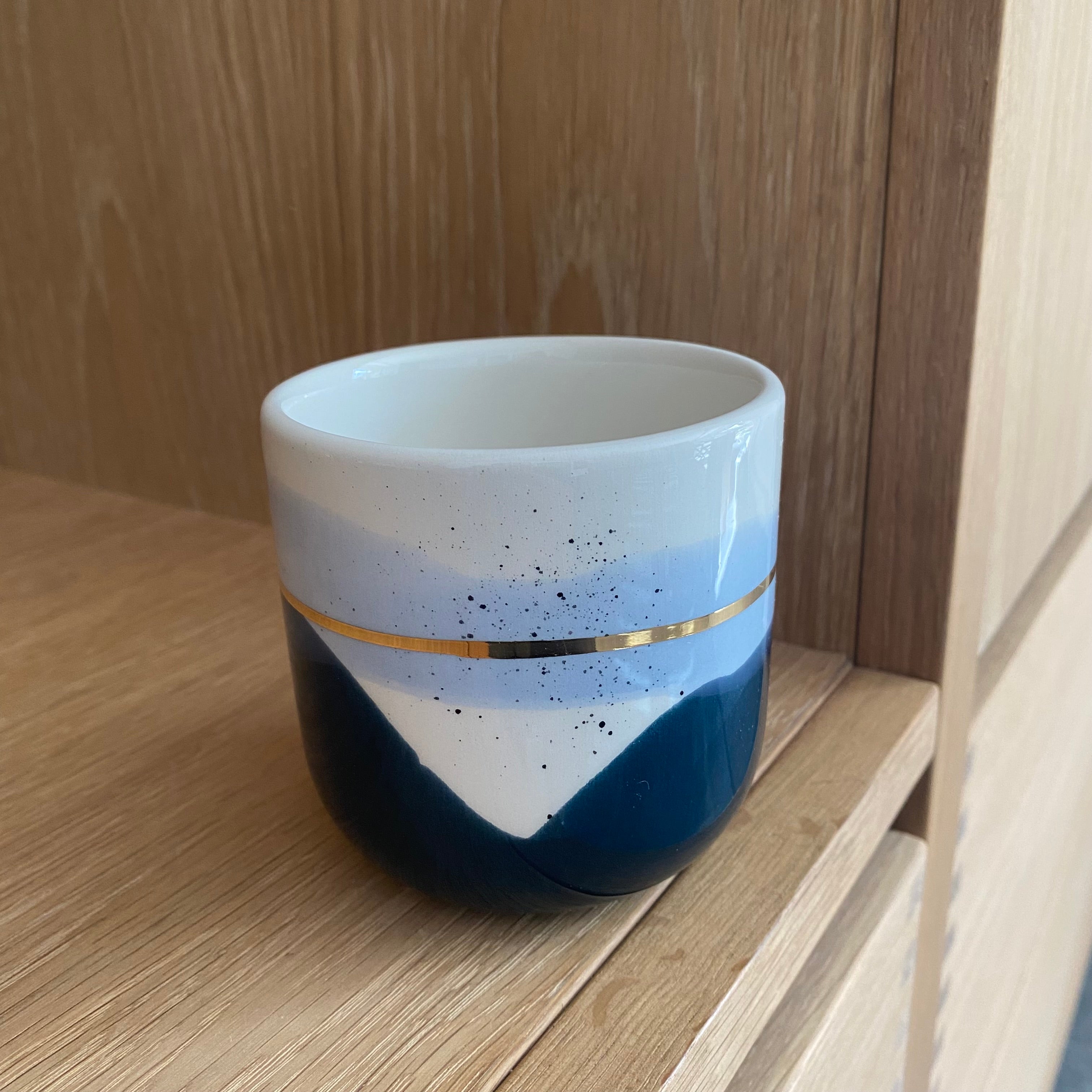 Marinski Heartmades latte kop Landscape - dark blue, light celestial blue
