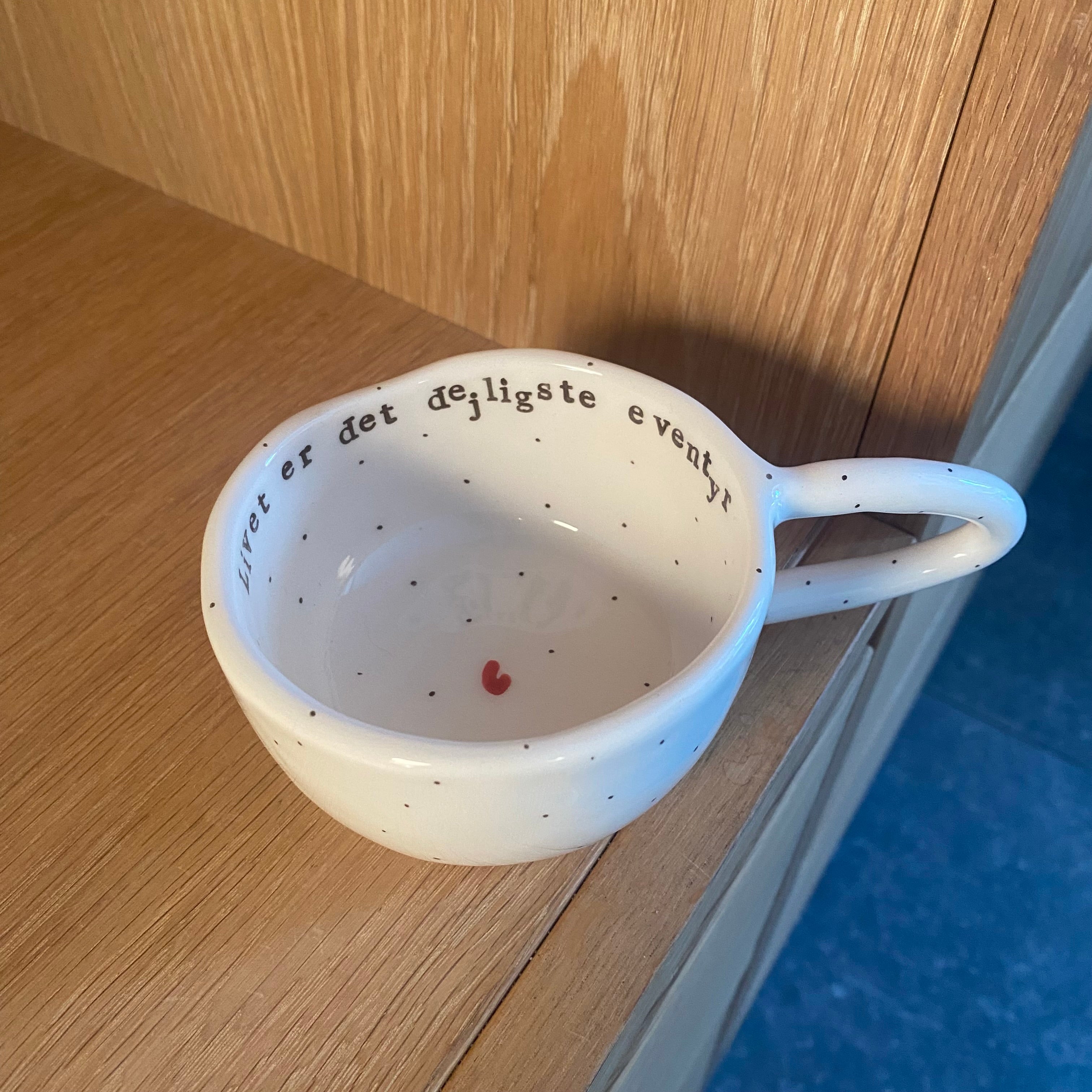 Håndlavet kop med hank og tekst, Livet er det dejligste eventyr - personlig gave