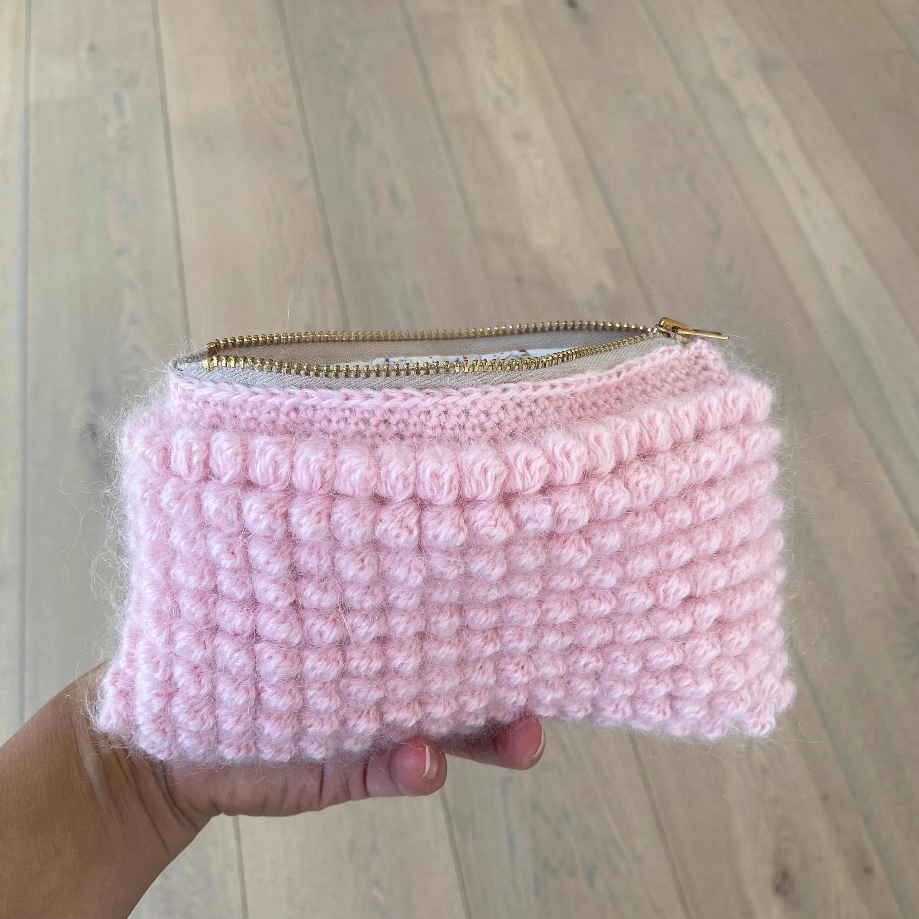 Hæklet boble clutch i lyserød – dansk design og håndværk