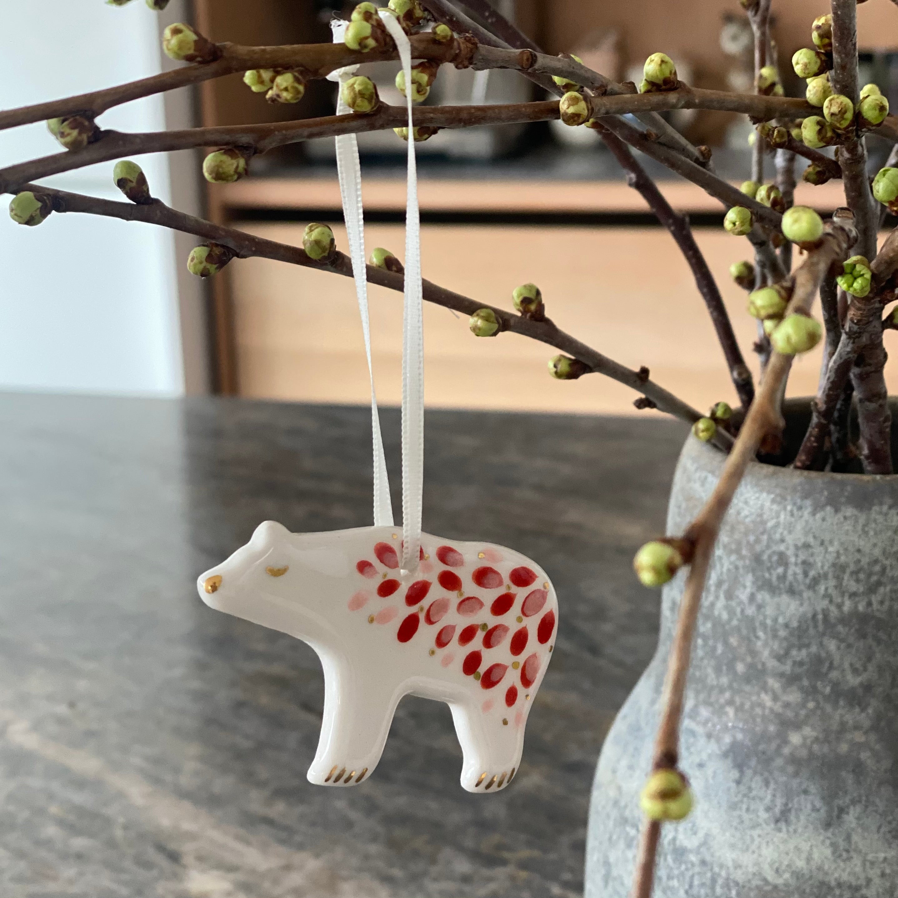 Keramik ophæng isbjørn - hvid med lyserød og rød mønster - Marinski