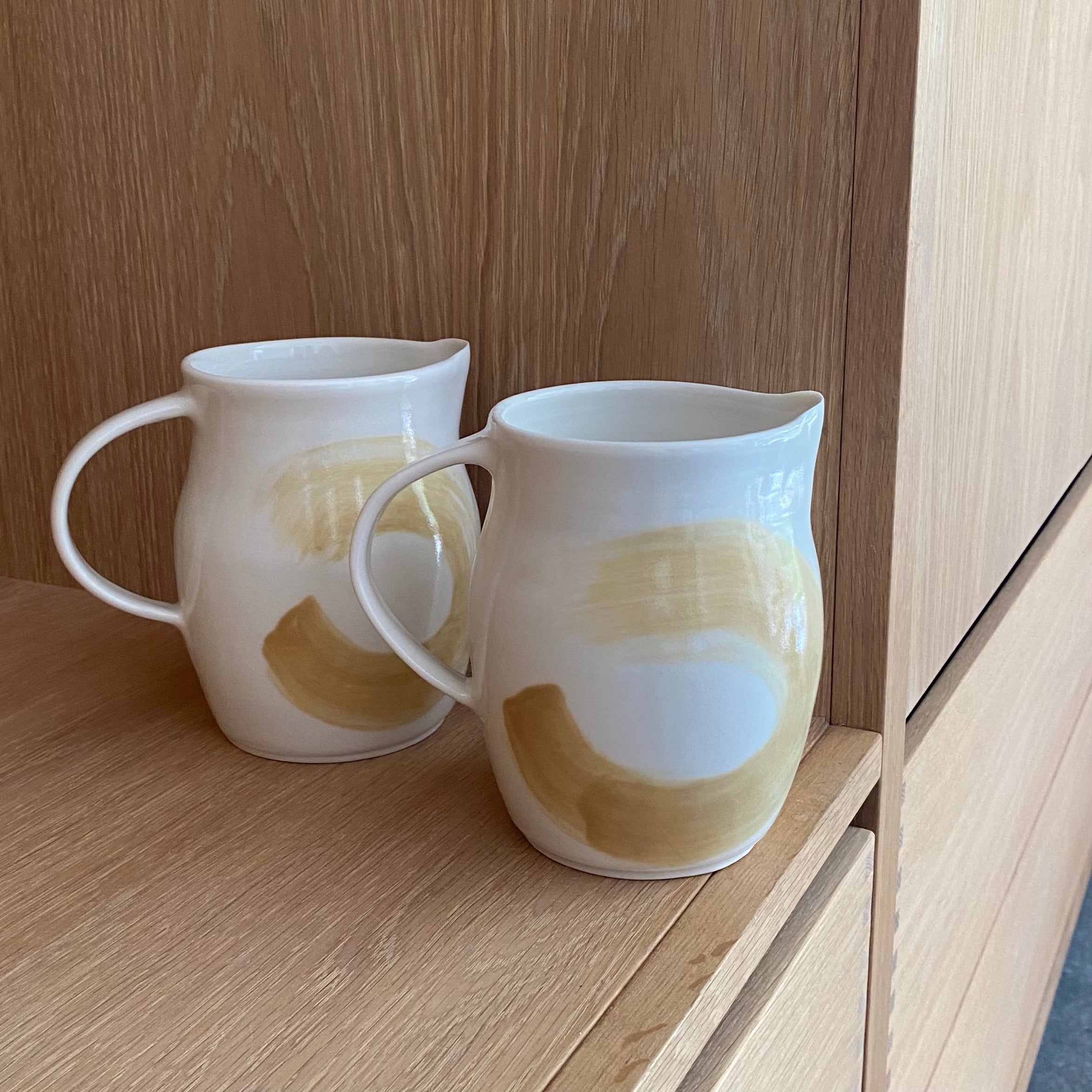 Hånddrejet kande i porcelæn med gul bølge – smuk som vase eller vandkande