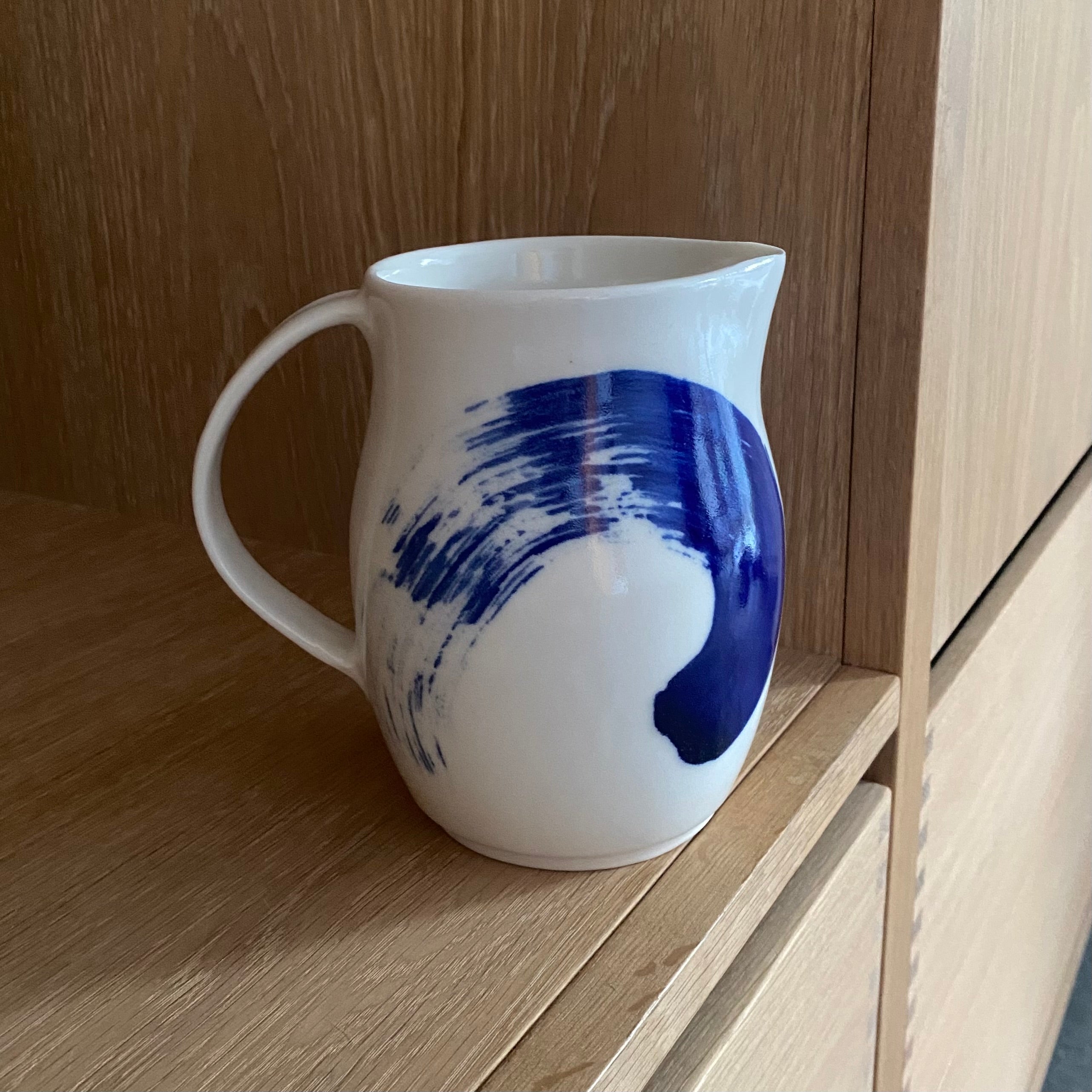 Håndlavet kande i porcelæn med blå bølge – smuk som vase eller vandkande