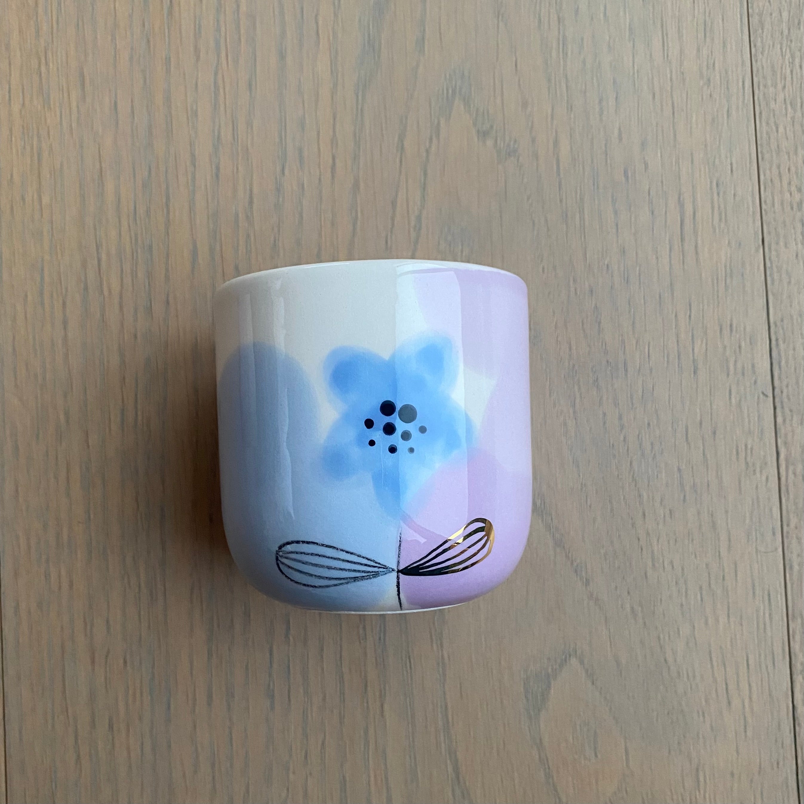 smuk kop i blå og lilla og med gulddetaljer