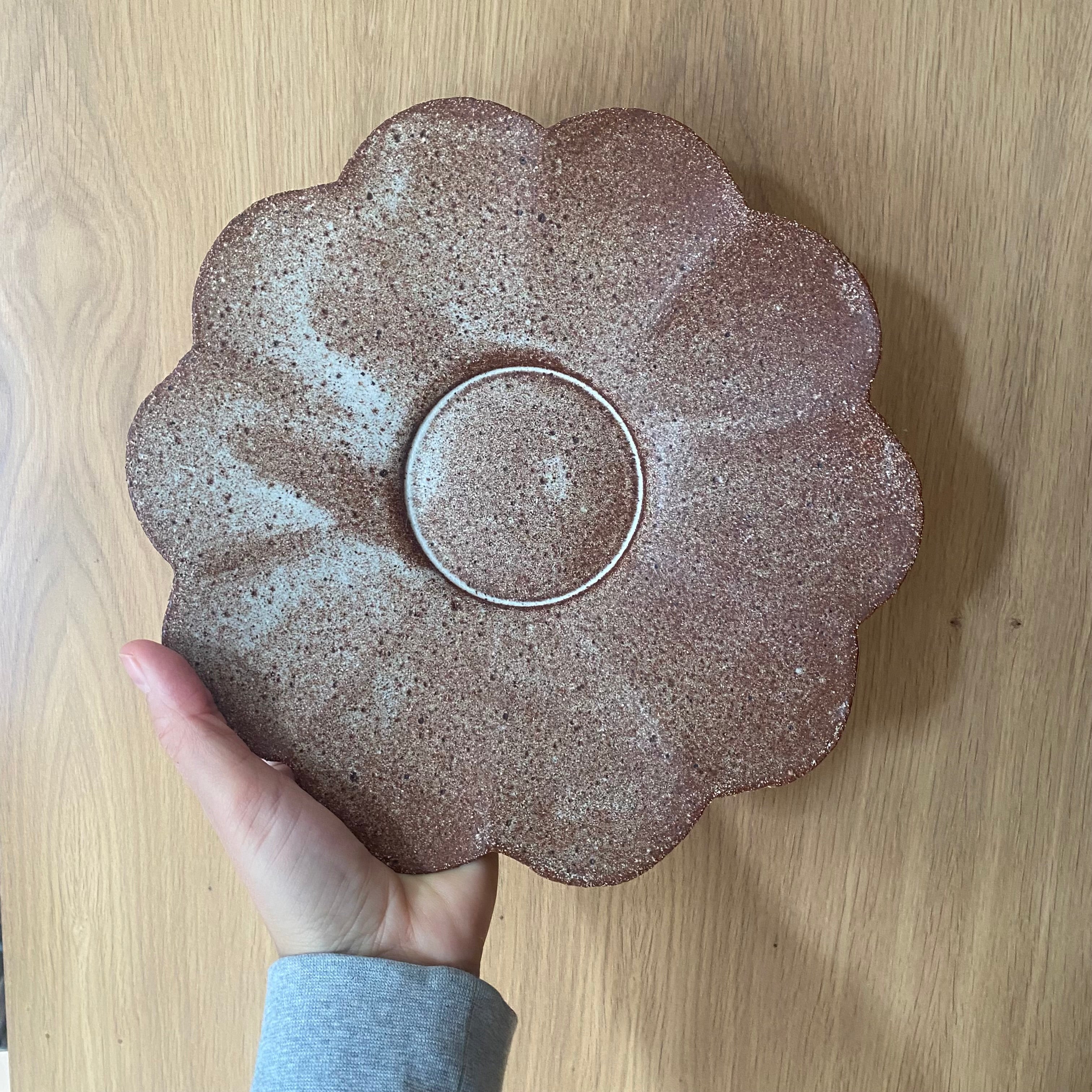 Håndlavet Bloom tallerken i farven Earth i rødligt stentøj med blomsterform