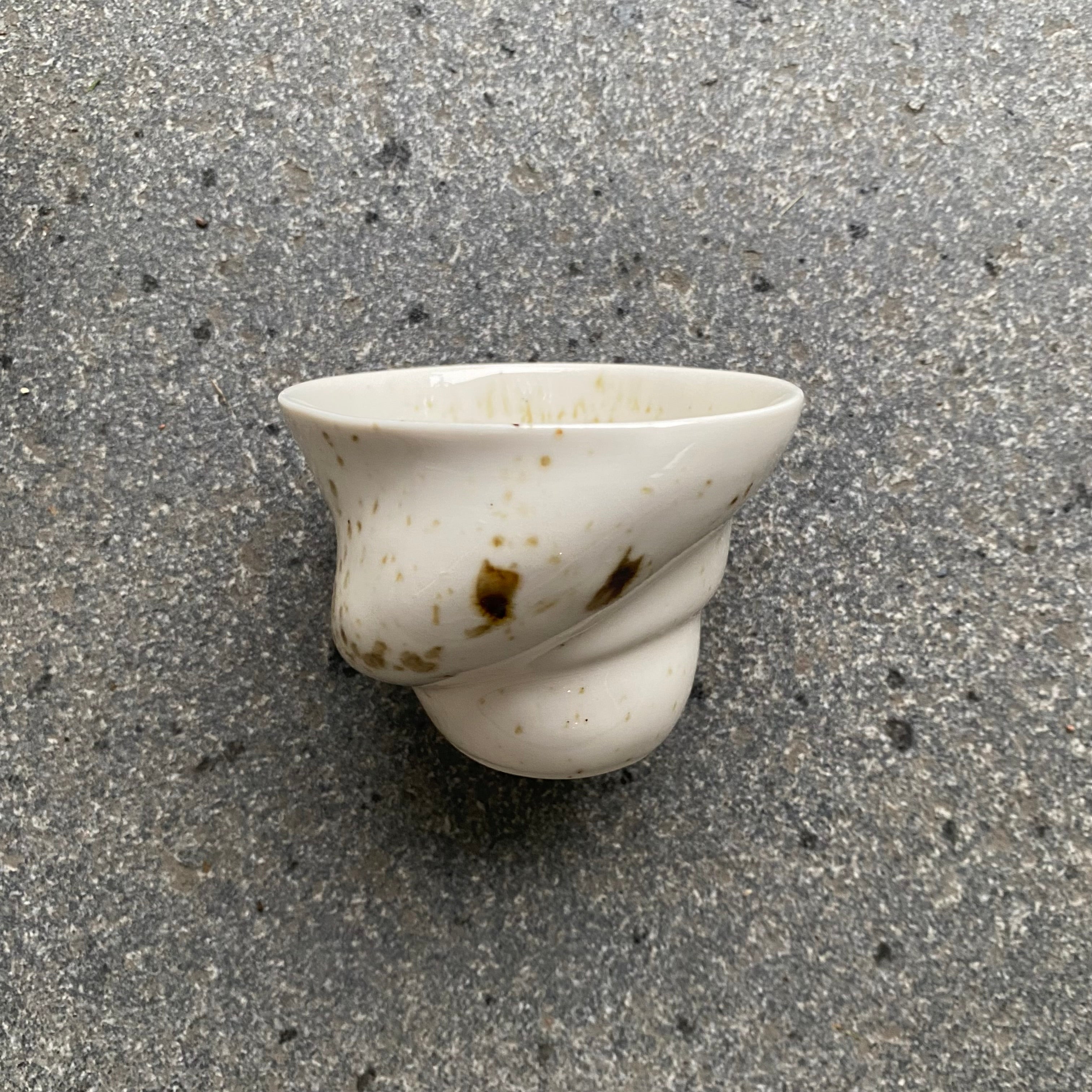 Håndlavet Ryle cappuccino kop – forfra med synlige former og farver