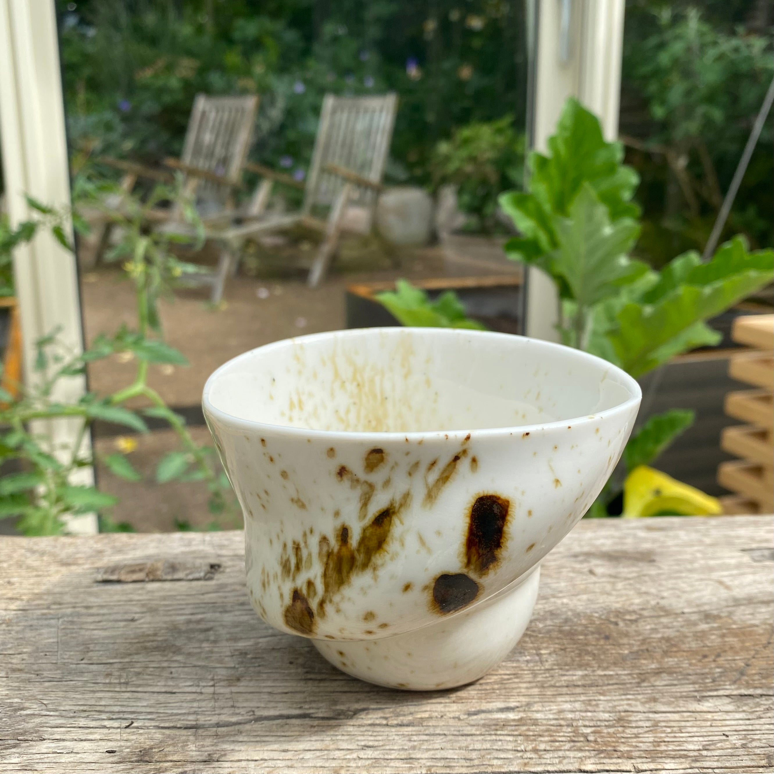 Ryle cappuccino kop i håndlavet porcelæn – placeret på bord i naturligt lys