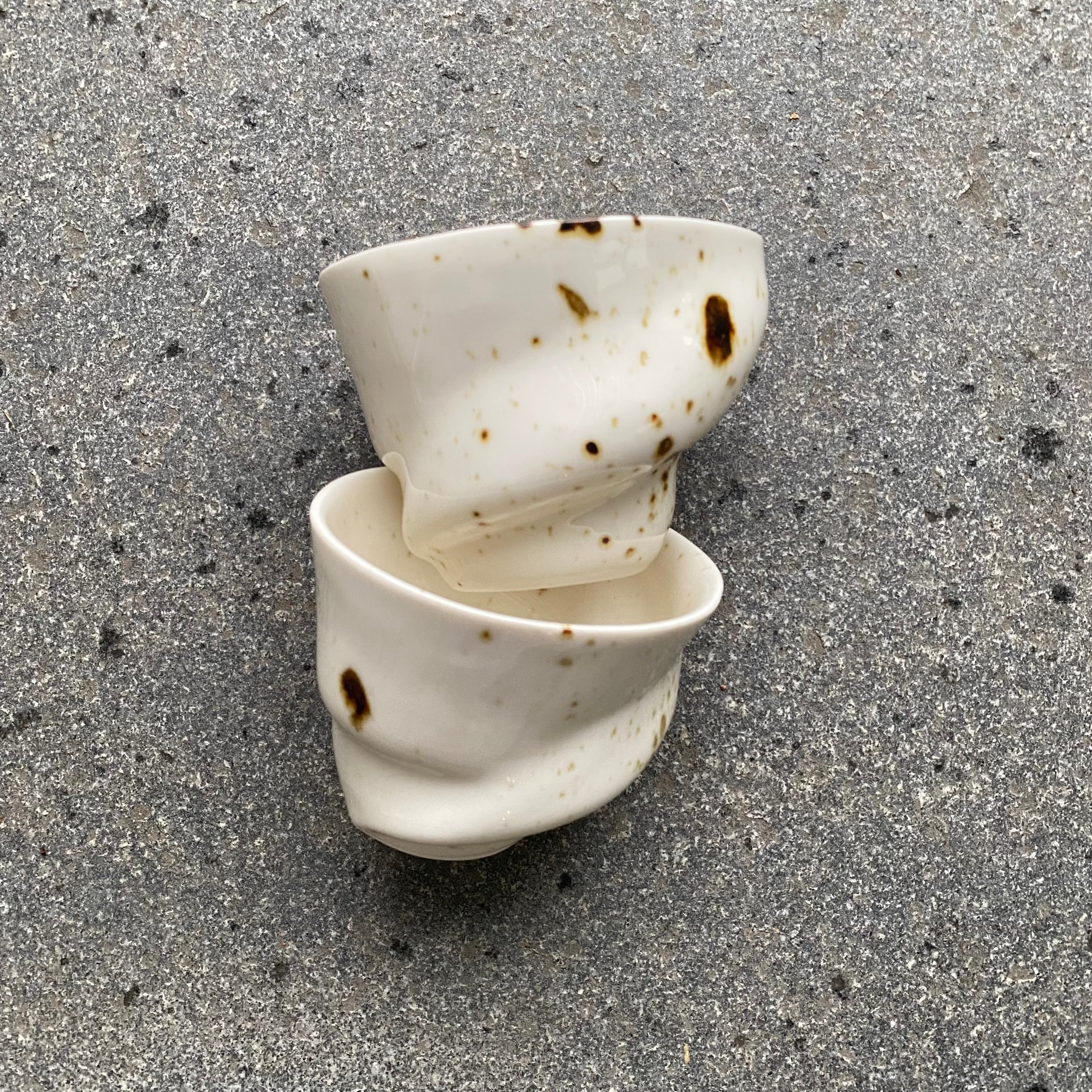 Ryle kop i hvid og brun keramik – set fra siden