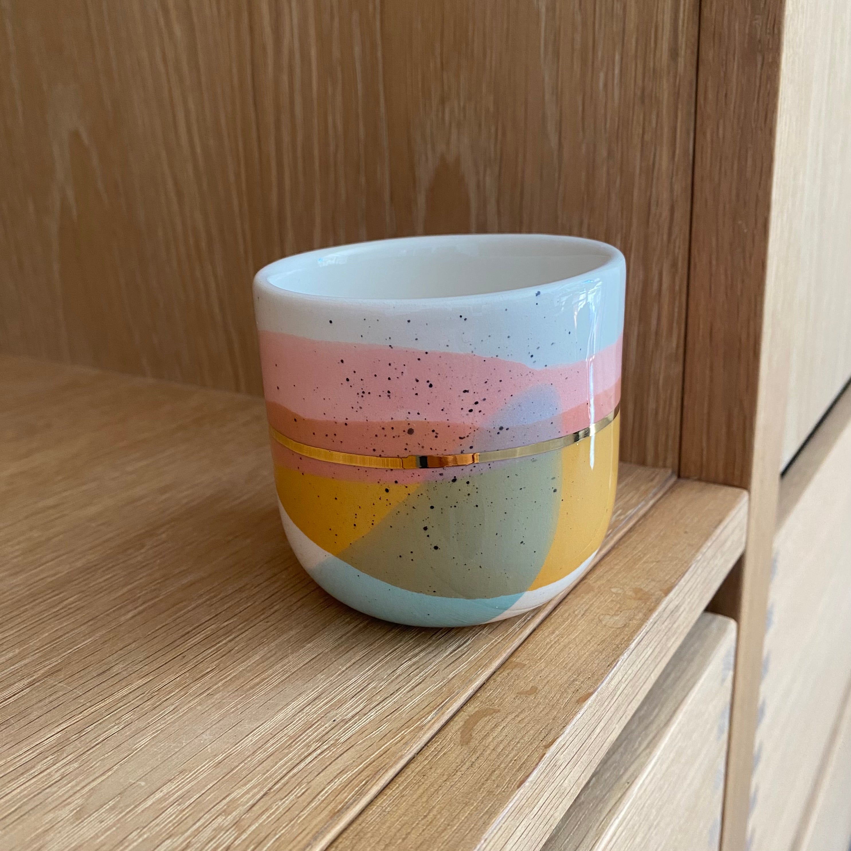 Håndlavet cappuccinokop med navnet sommerdag fra Marinski - landscape kop i lyserød, gul, turkis og med guldbånd rundt om koppen