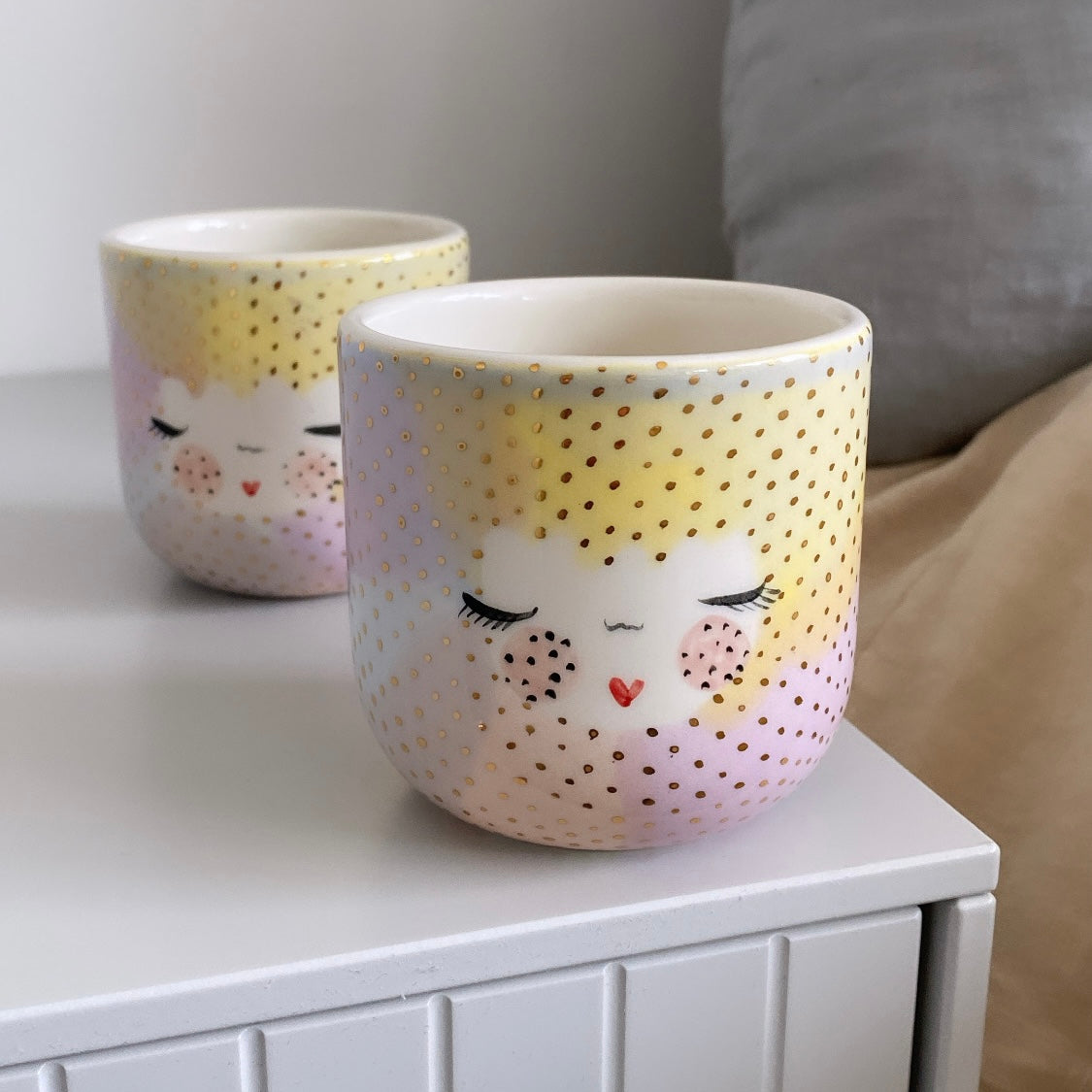 Cappuccinokop med kaffe – håndlavet og dekoreret i pasteller og guld