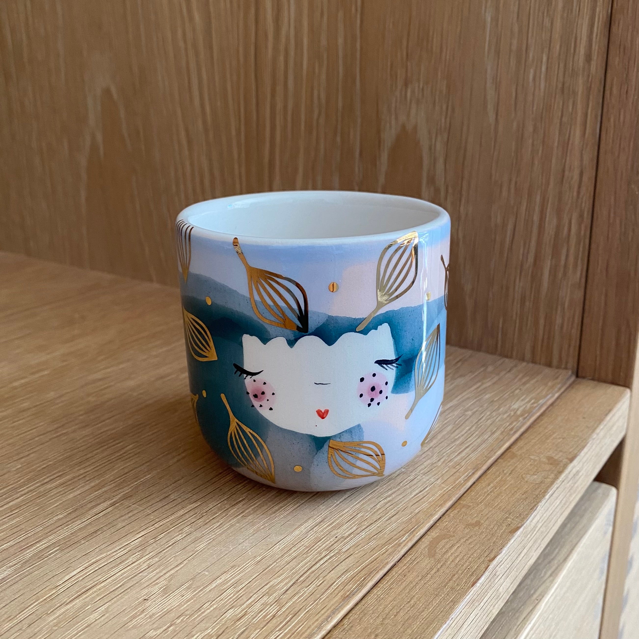 Håndlavet keramik cappuccinokop med guldblade og blå og lyserøde farver – håndlavet fra Marinski