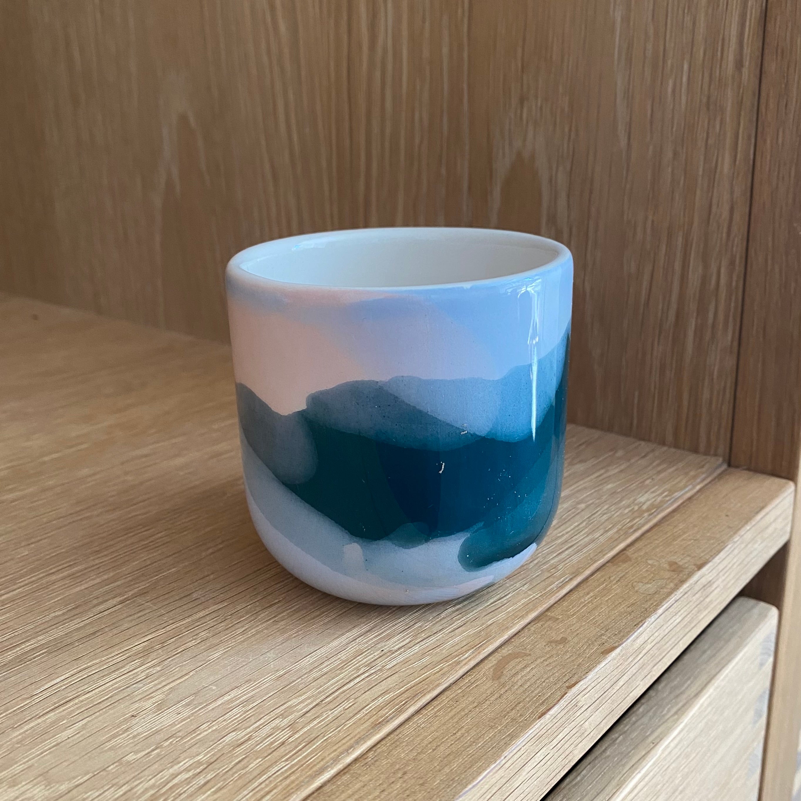 Håndlavet keramik cappuccinokop med guldblade og blå og lyserøde farver på den ene side af koppen – håndlavet kop fra Marinski Heartmades