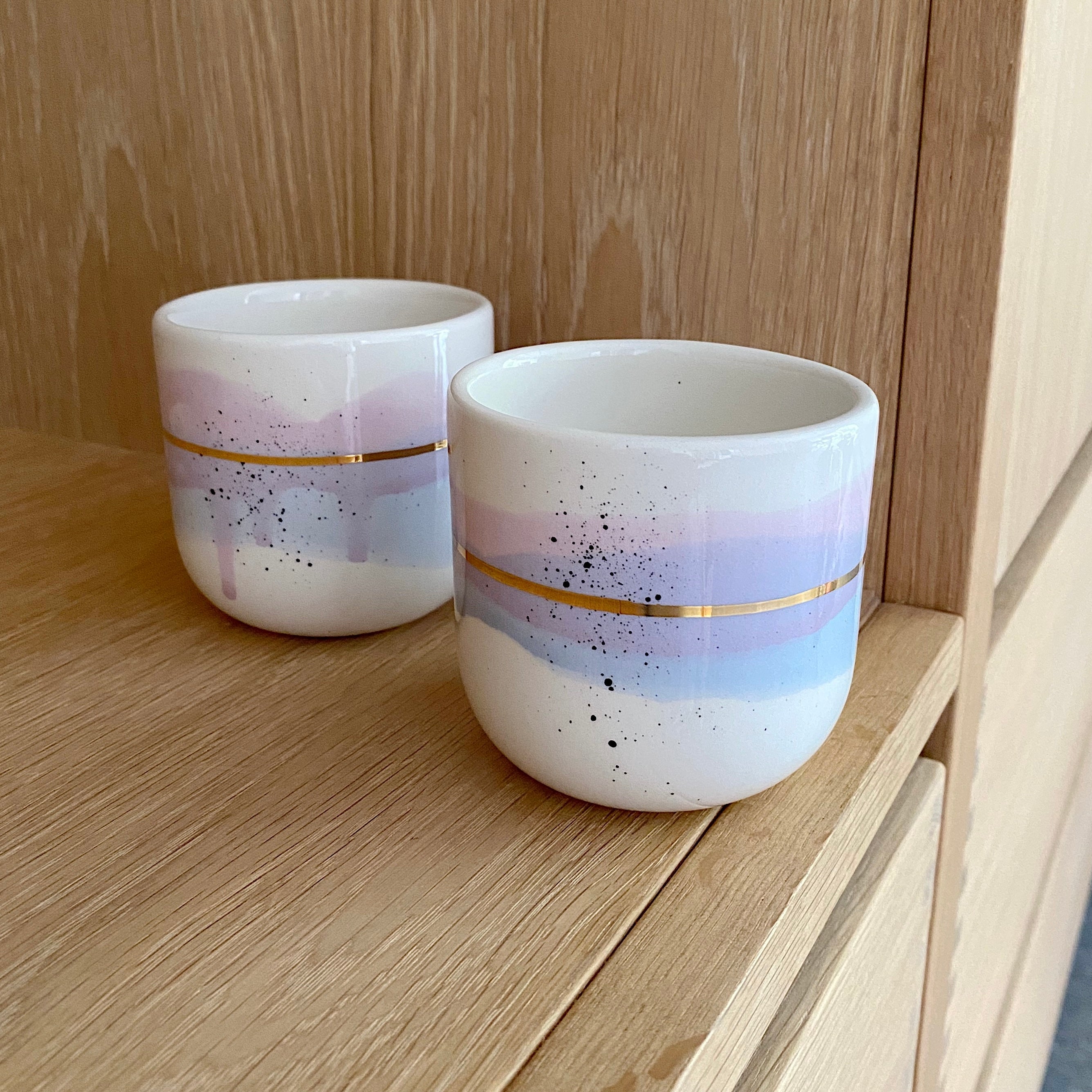 Håndlavet cappuccinokop fra Marinski – Landscape Serenity i blå og lilla med guldstreg og prikker