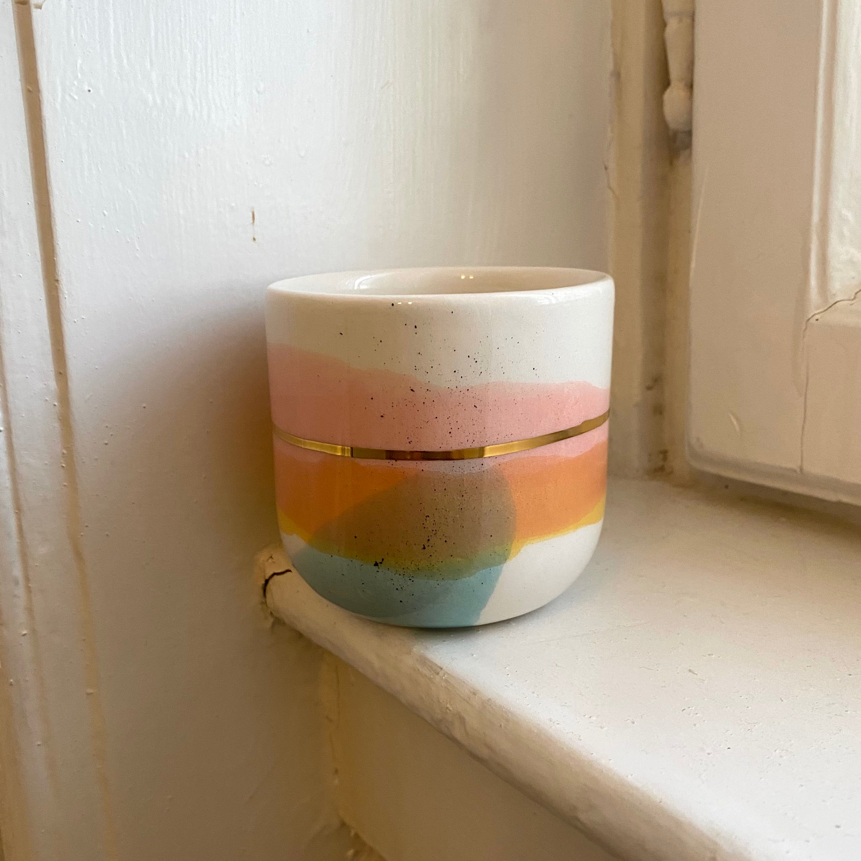 Håndlavet cappuccinokop med lyserød, gul og turkis farve og guldstreg