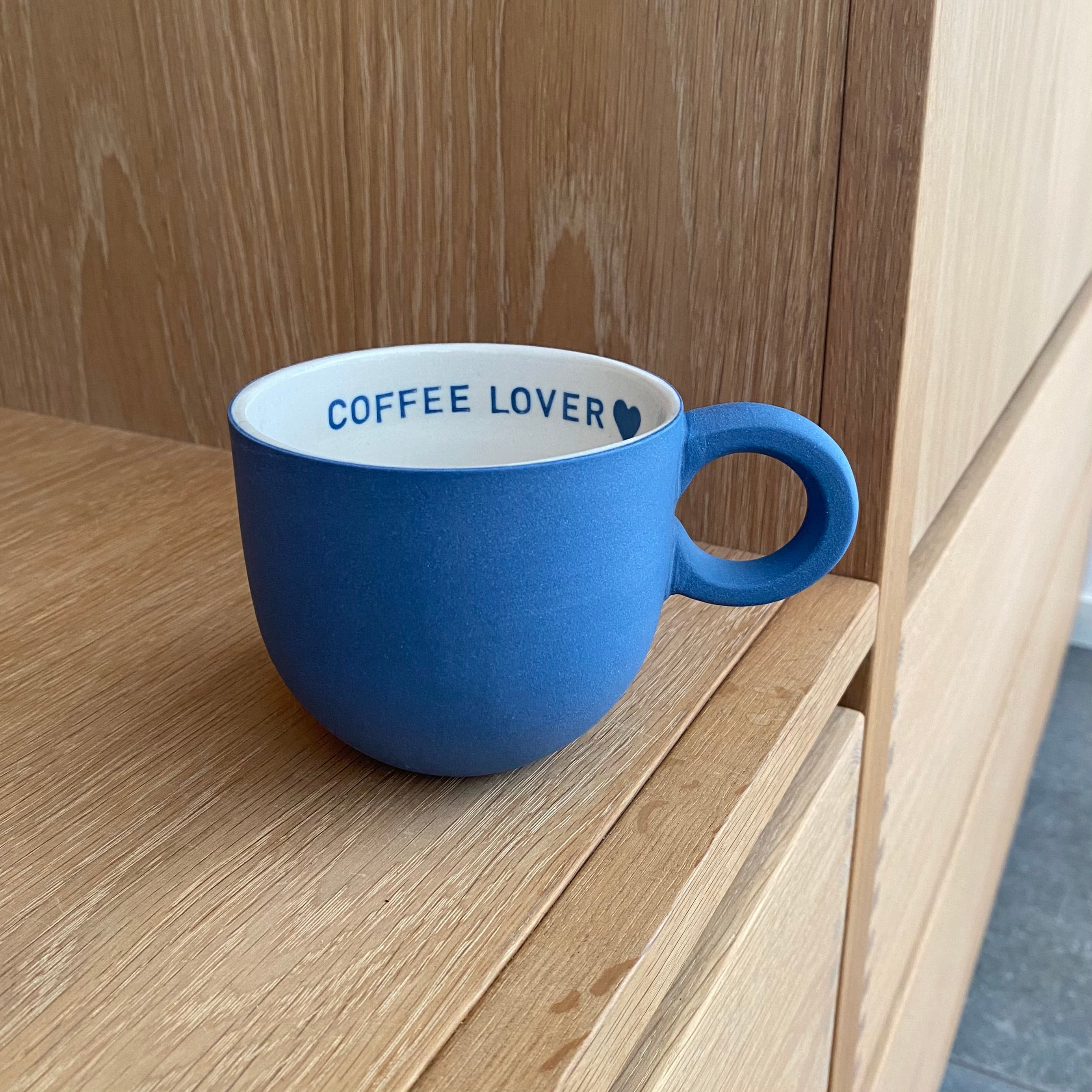 Chubby kaffekop “Coffee Lover” i ocean blå porcelæn med tekst indeni