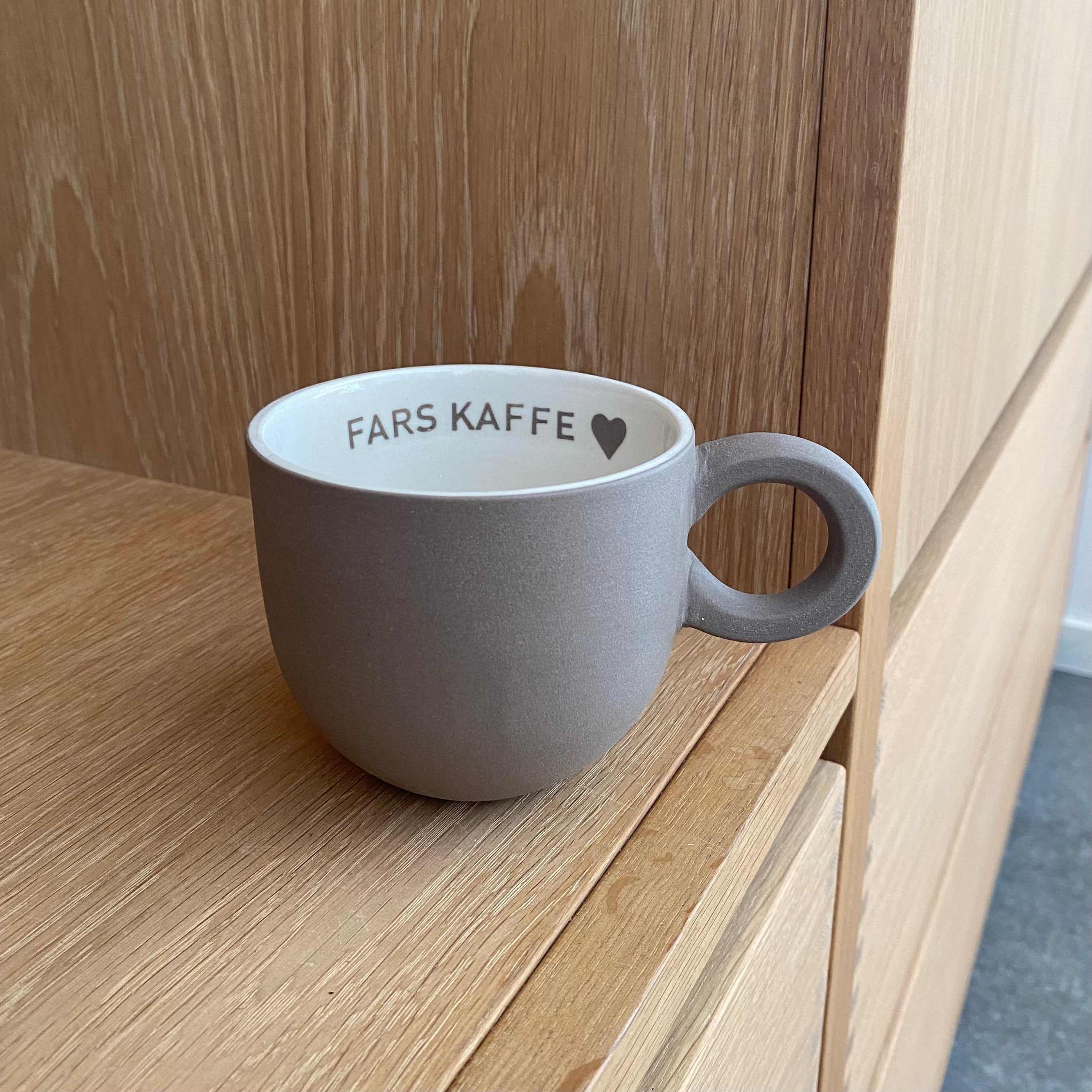 Chubby kaffekop “Fars kaffe” i brun porcelæn med tekst indeni – håndlavet gave til far