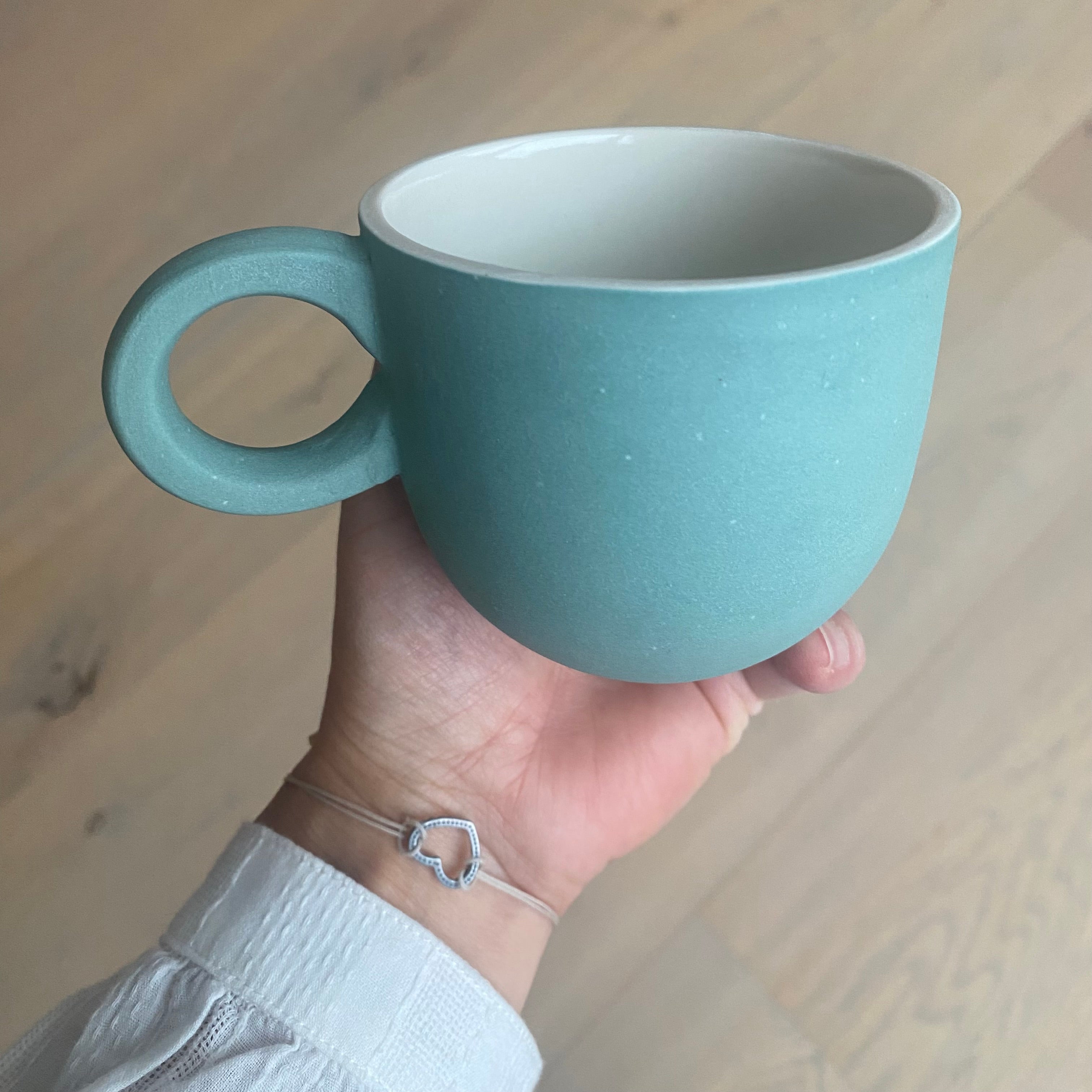 Chubby kaffekop i løvgrøn håndlavet keramik med valgfri navn eller tekst