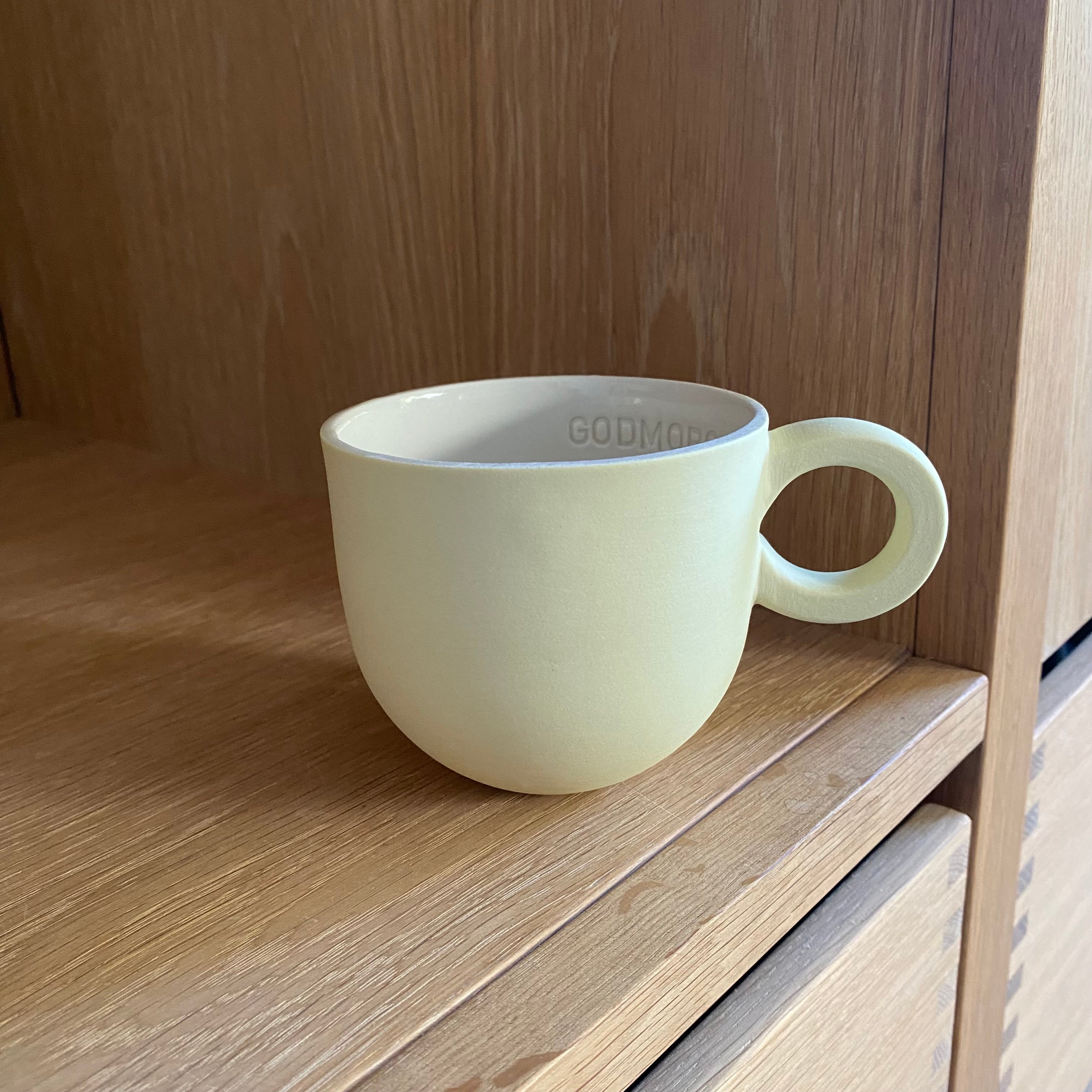 Chubby kaffekop i sart gul håndlavet keramik