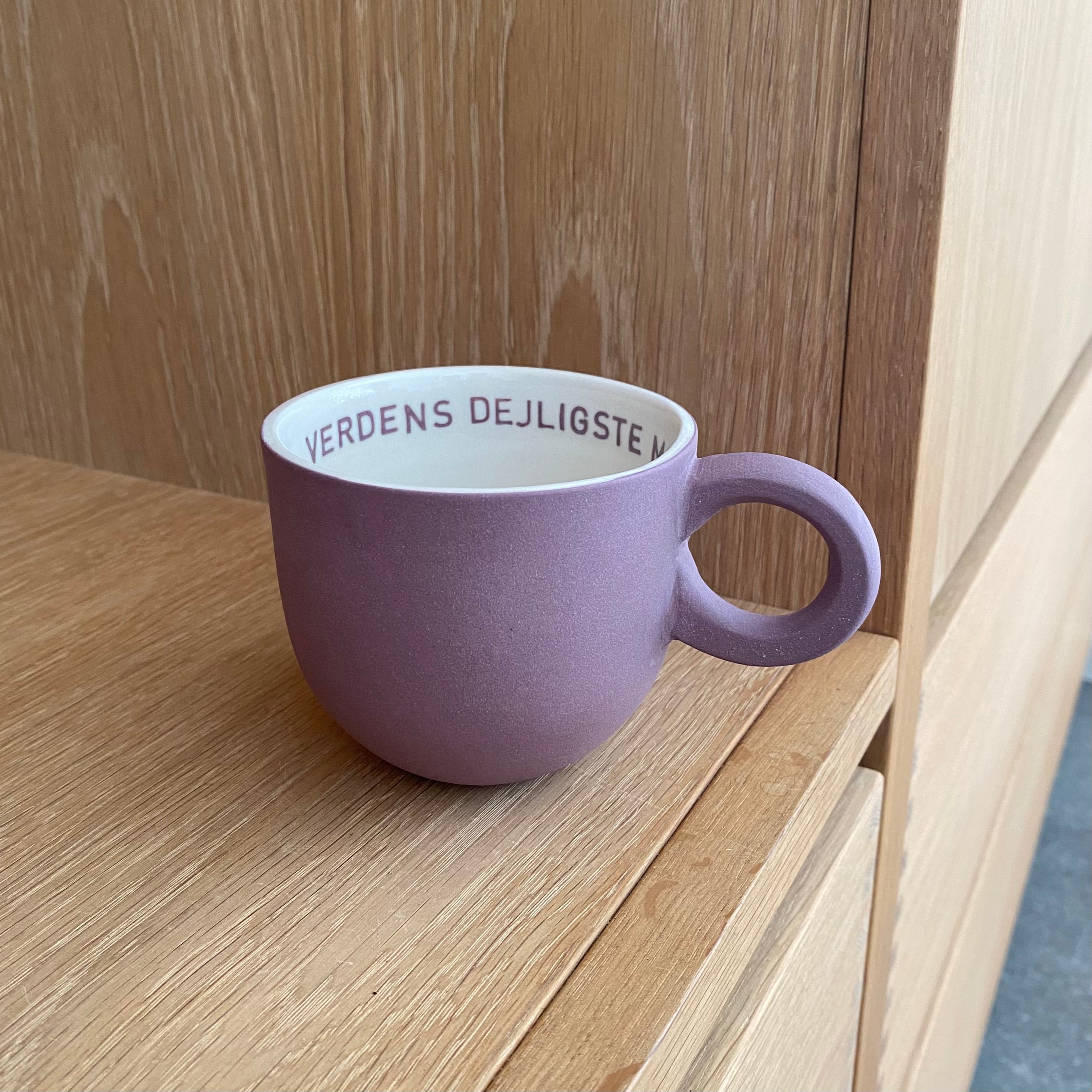 Chubby kaffekop “Verdens dejligste mor” i blommefarvet porcelæn