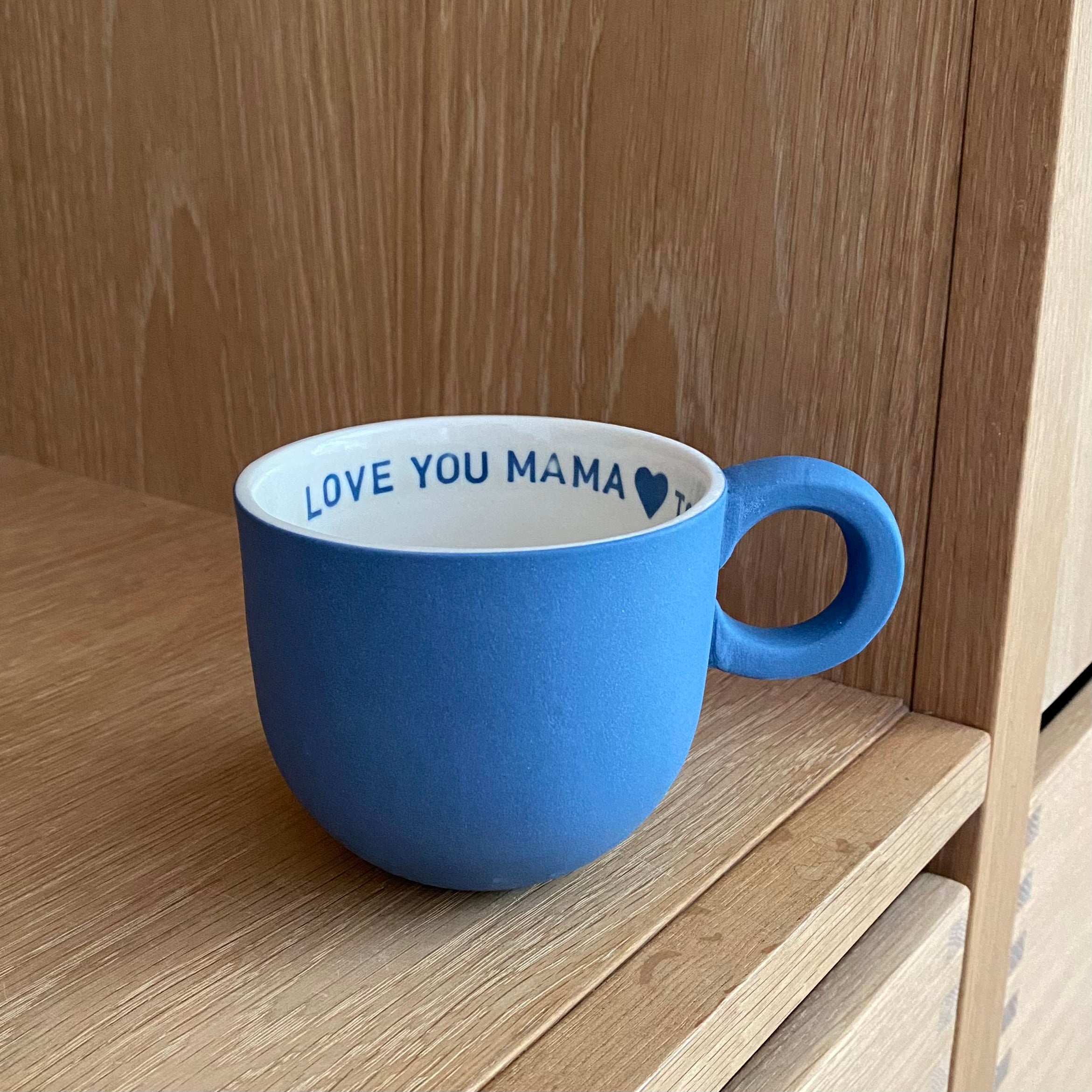 Chubby navnekop i håndlavet keramik med teksten Love you Mama to the moon and back – Helle Gram