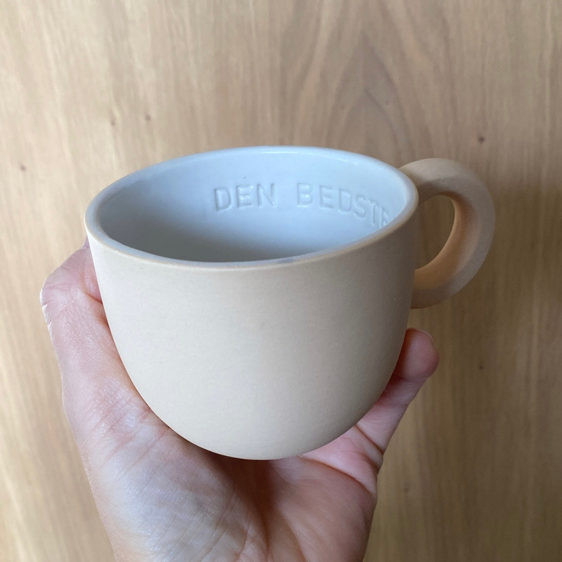 Chubby lille kaffekop i abrikos håndlavet keramik med valgfri navn eller tekst