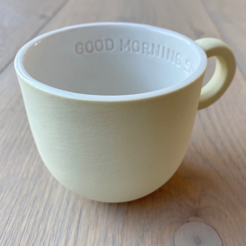 Chubby lille kaffekop i sart gul håndlavet keramik med valgfri navn eller tekst