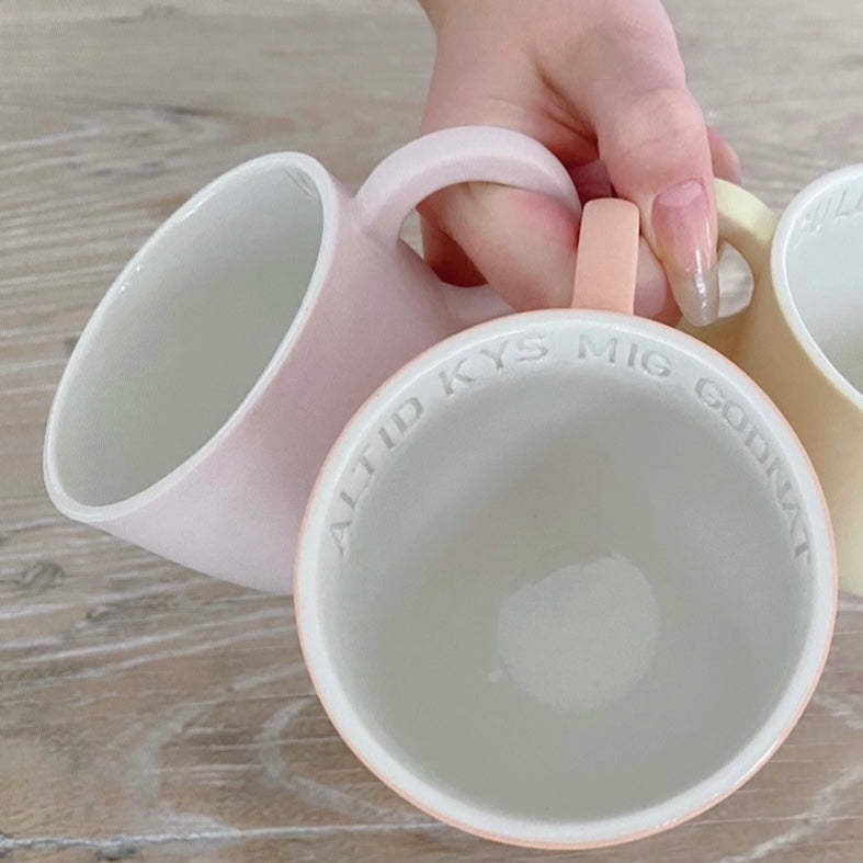 Chubby lille kaffekop i sart lyserød håndlavet keramik med valgfri navn eller tekst