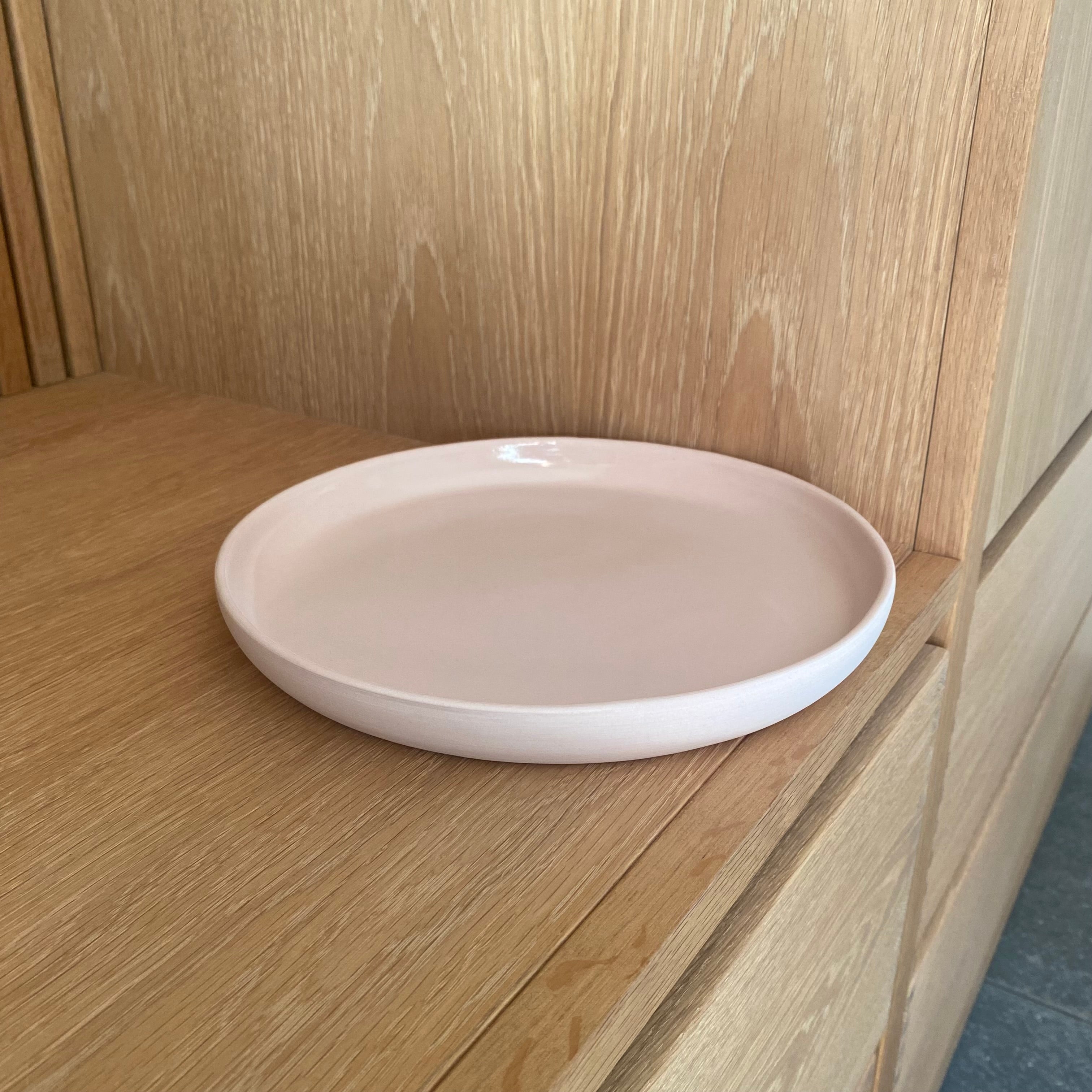 Lækkert keramikfad i svag lyserød. Giver et smukt udtryk til borddækningen. Fås hos unika:k