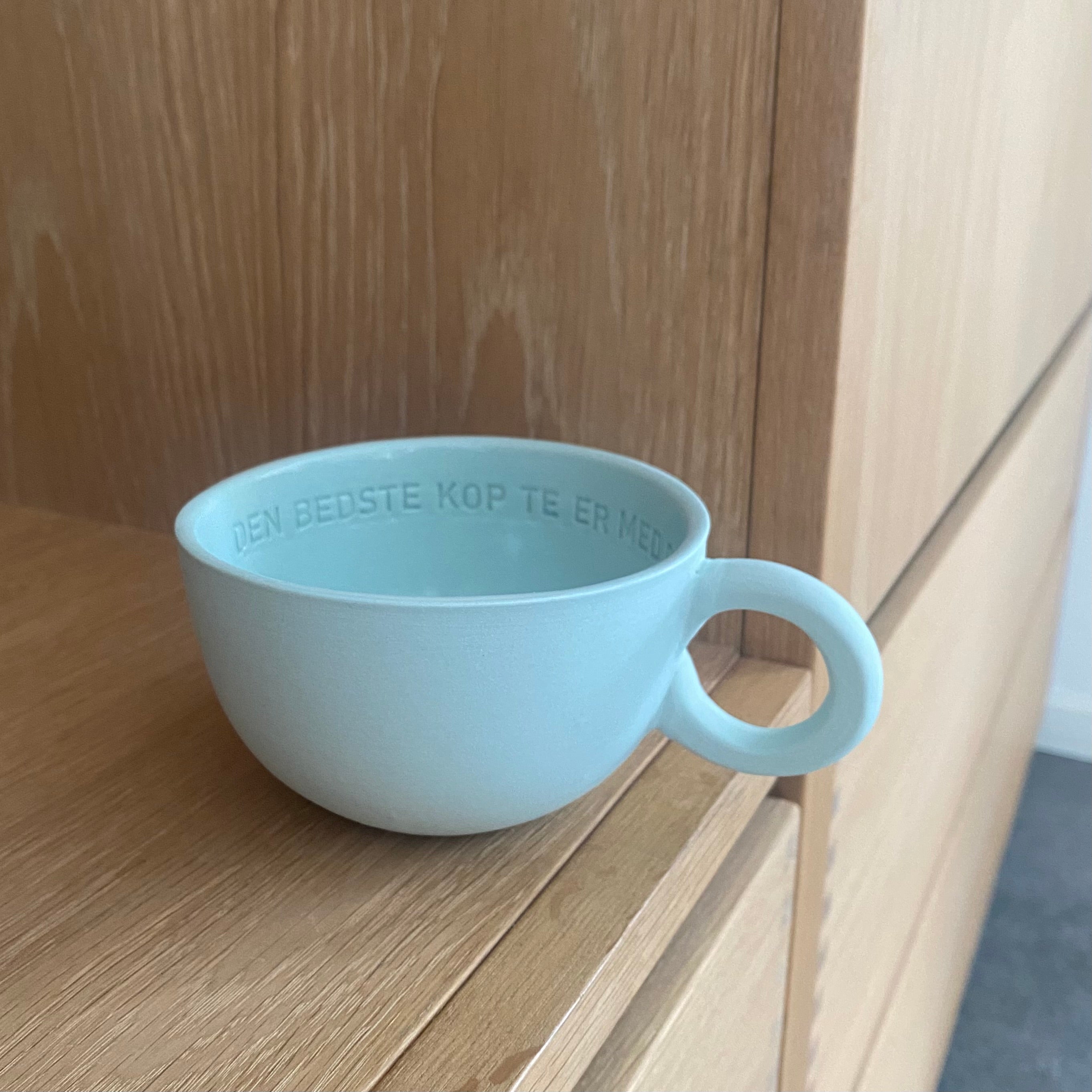 Chubby tekoppen i mint håndlavet keramik med teksten “Den bedste kop te er med dig”