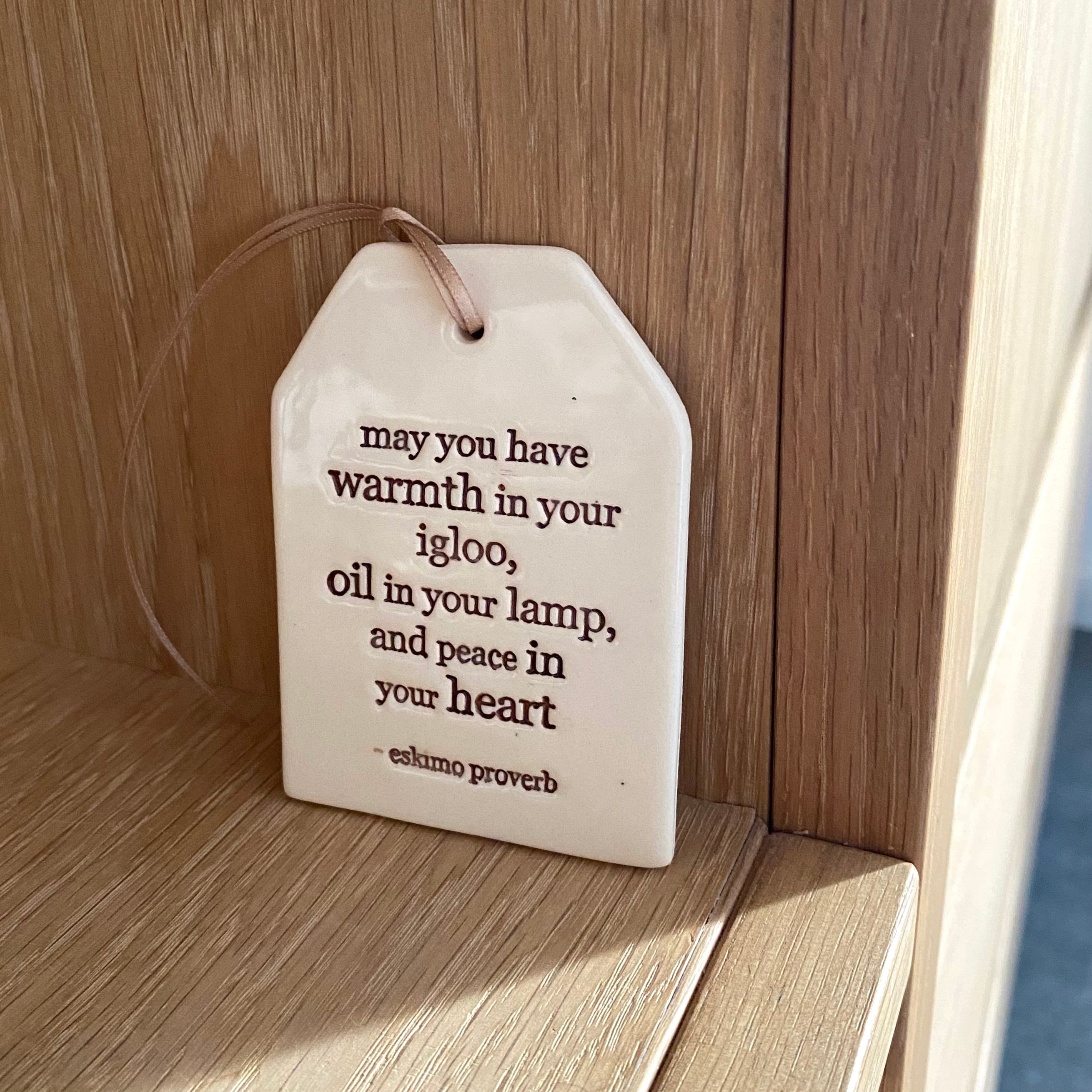 citat paa haandlavet keramik