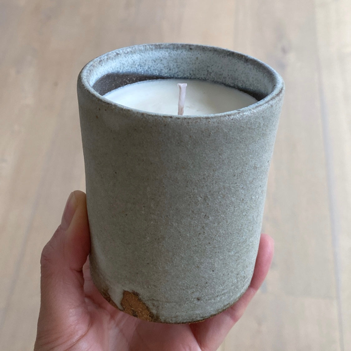 Nærbillede af keramikbeholderens gråbrune stentøjsglasur – unika keramik.
